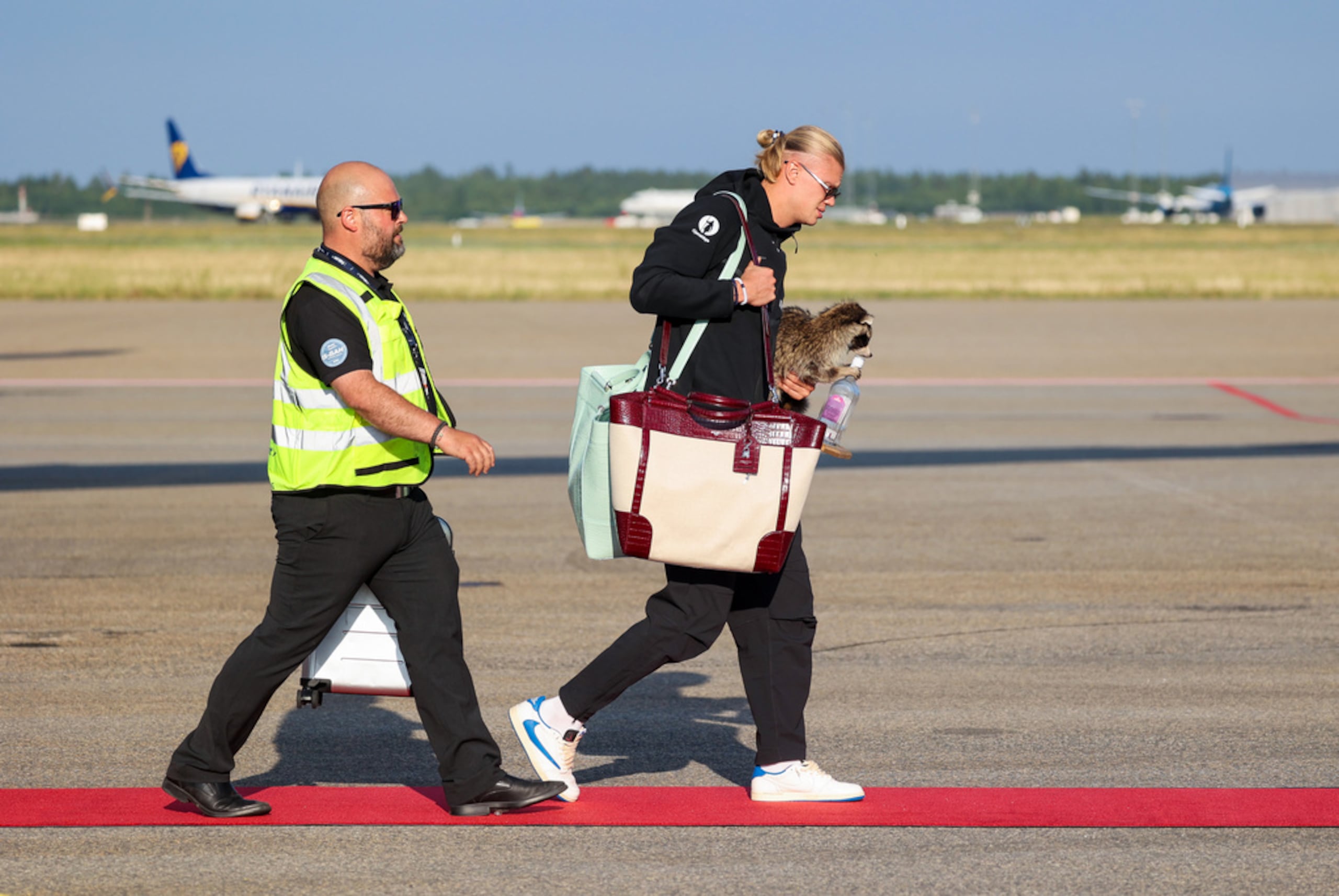 Erling Haaland camina luego de que la selección nacional de fútbol de Noruega aterrizara en el Aeropuerto de Oslo, el 13 de julio de 2026.