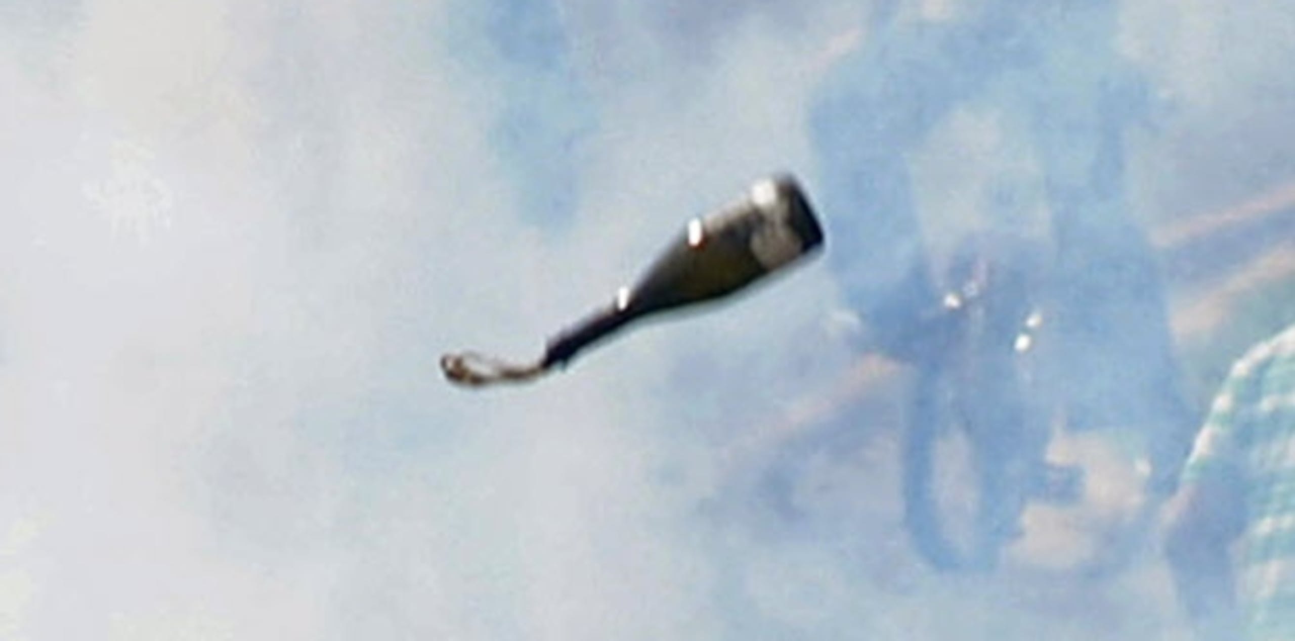 Uno de los cocteles molotov cayó al lado de un zafacón el cual se incendió. (Archivo)