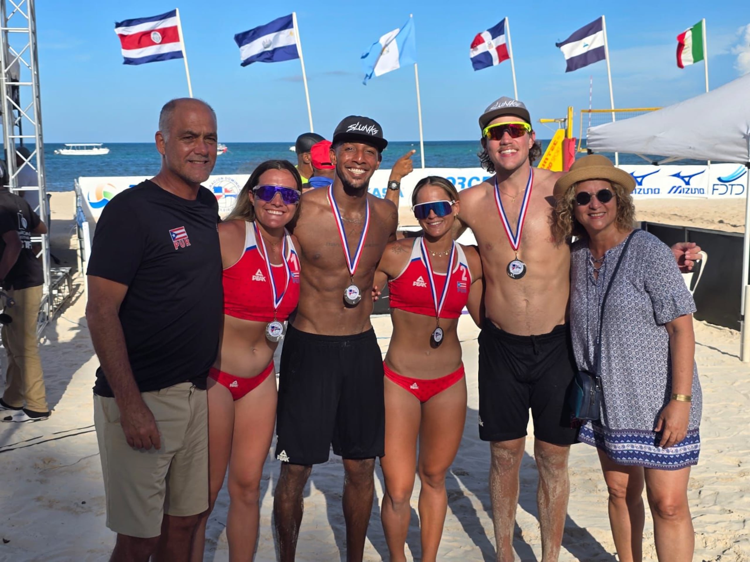 Puerto Rico obtiene medallas de plata en el voleibol de playa.