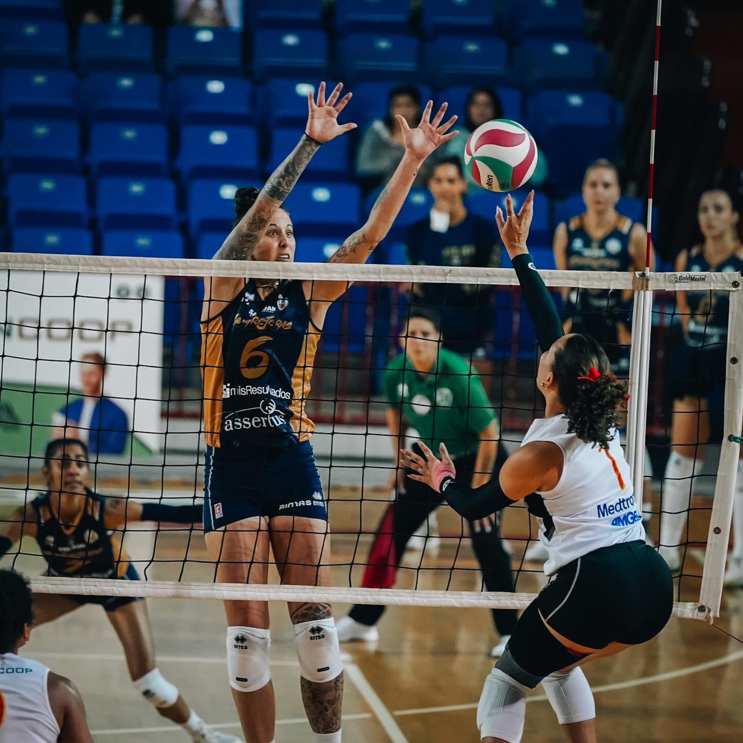 McKenzie Adams (6) fue la mejor anotadora en el partido con 17 puntos, 16 en ataques, un bloqueo, ocho defensas y 11 pases.