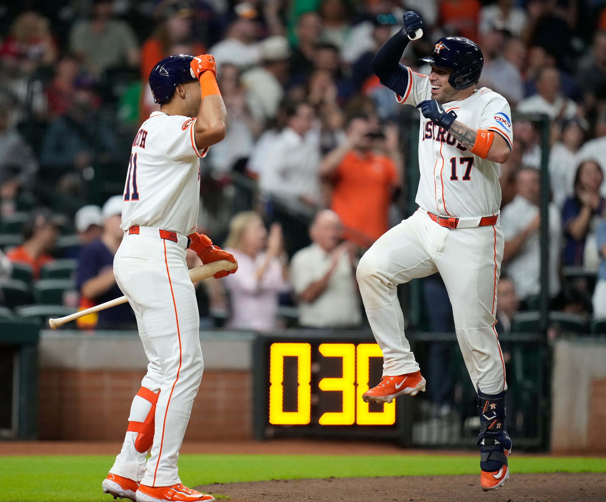 Víctor Caratini celebra su jonrón solitario en el partido.