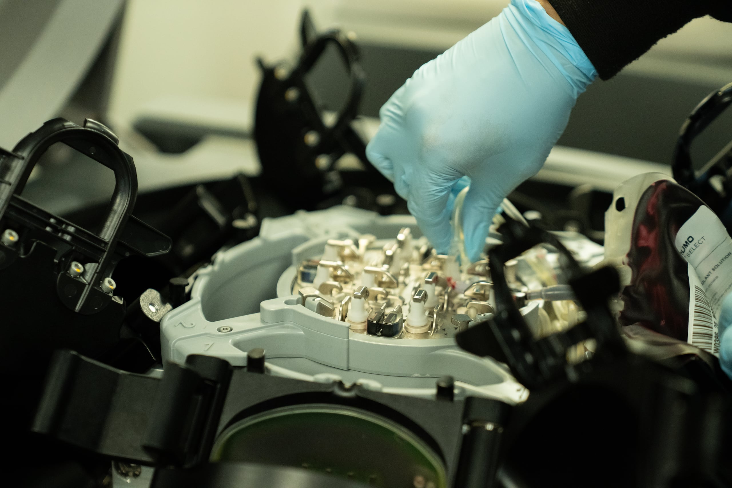 Imagen del nuevo Sistema Automatizado ReveosTM y la Plataforma de Software LumiaTM de Terumo Blood and Cell Technologies (BCT).