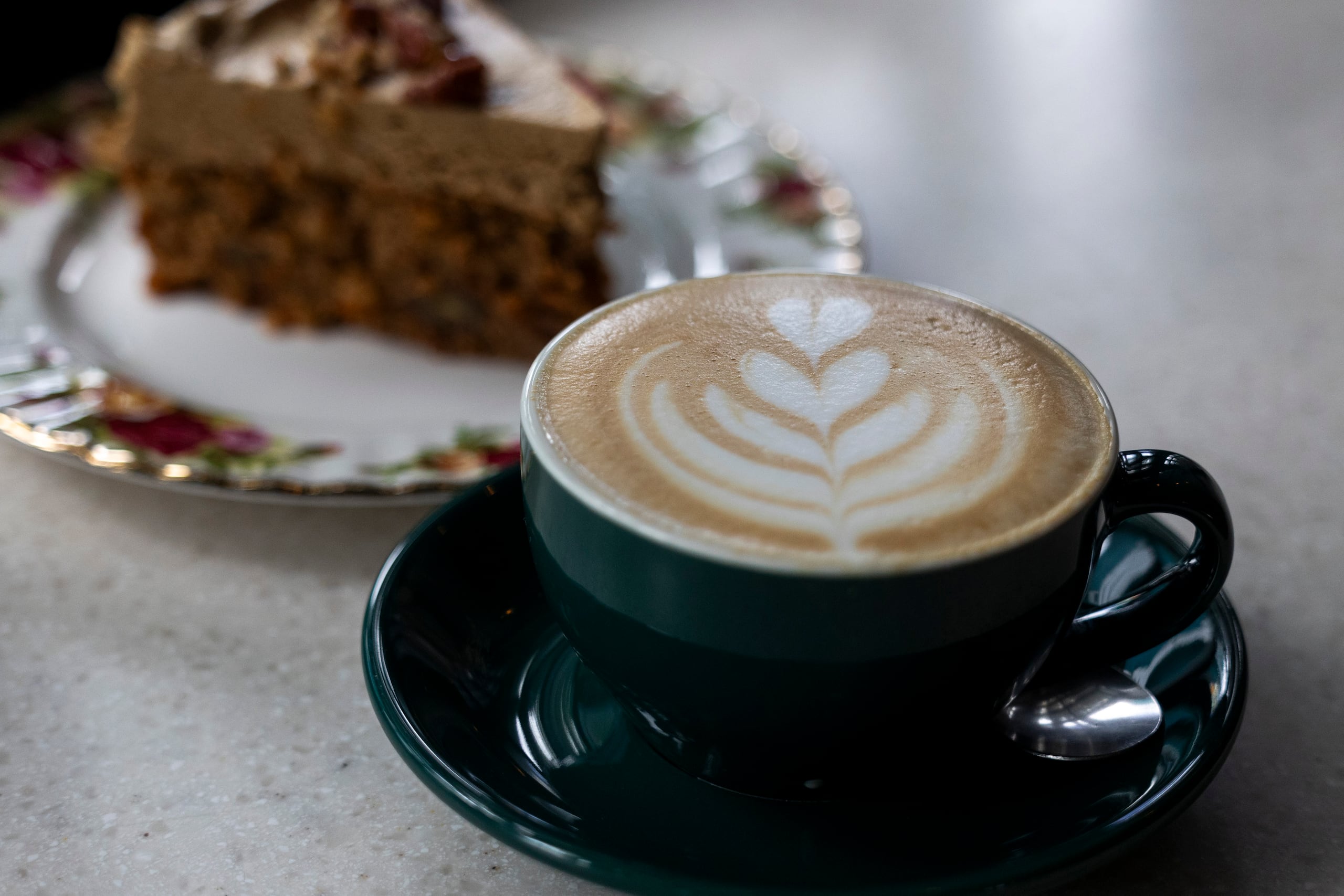 Desde un café con un postre hasta una bebida un poco más cargada para la noche es parte de lo que se encuentra en el menú.