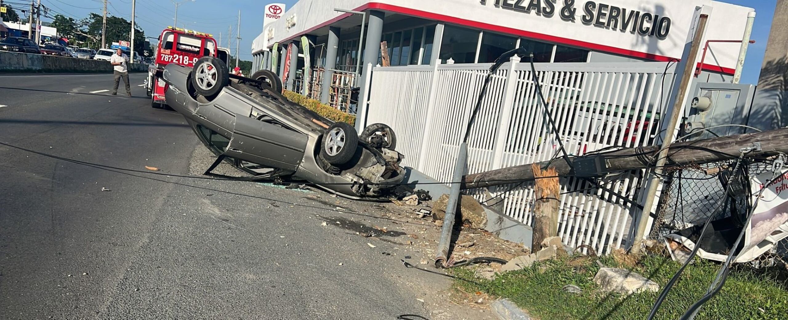Paramédicos y personal de la Oficina Municipal Manejo de Emergencias (OMME), Bomberos de la estación de Arecibo y de la compañía Claro se encuentran atendiendo el incidente.