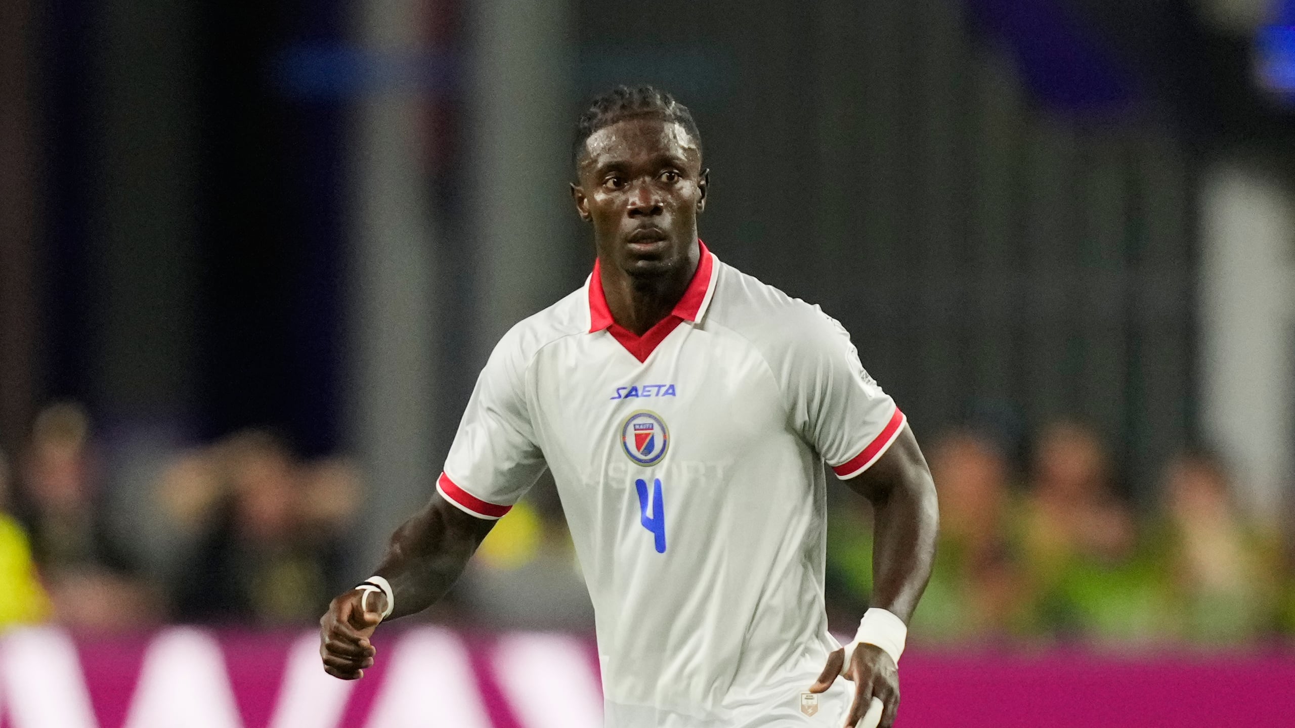 Ricardo Ade, de Haití, en un juego contra Escocia en el Mundial.