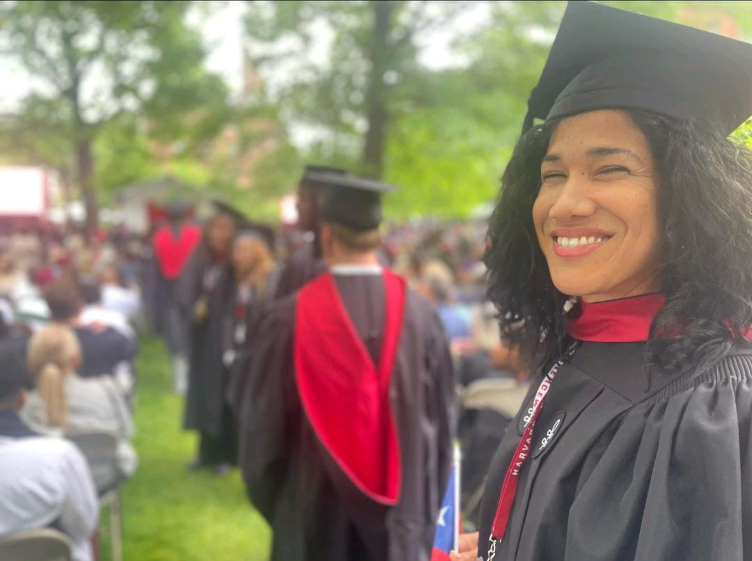 Yadira “Yadi” Caro se graduó con una maestría de la Universidad de Harvard a sus 42 años.