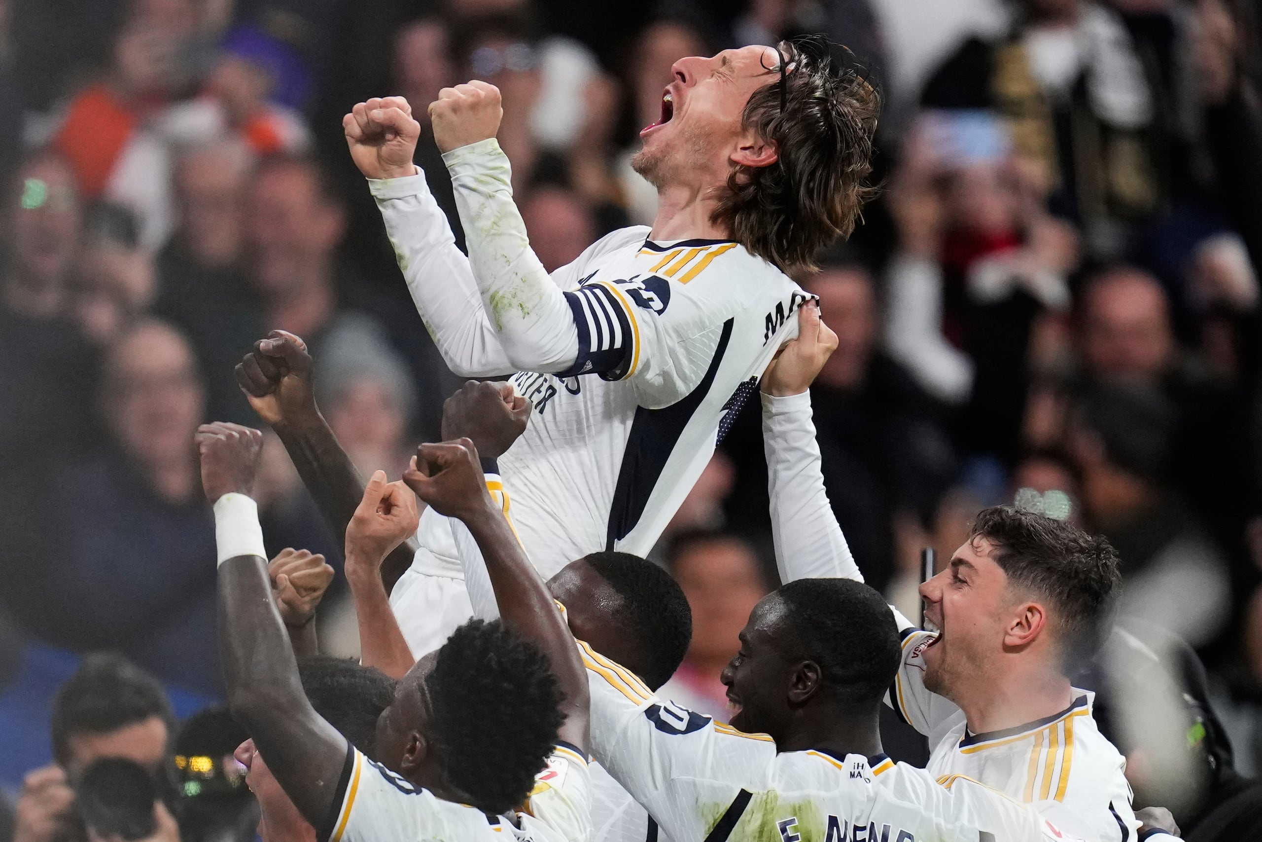 Luka Modric festeja tras anotar que le dio al Real Madrid la victoria 1-0 ante el Sevilla en la Liga española, el domingo 25 de febrero de 2024, en Madrid.