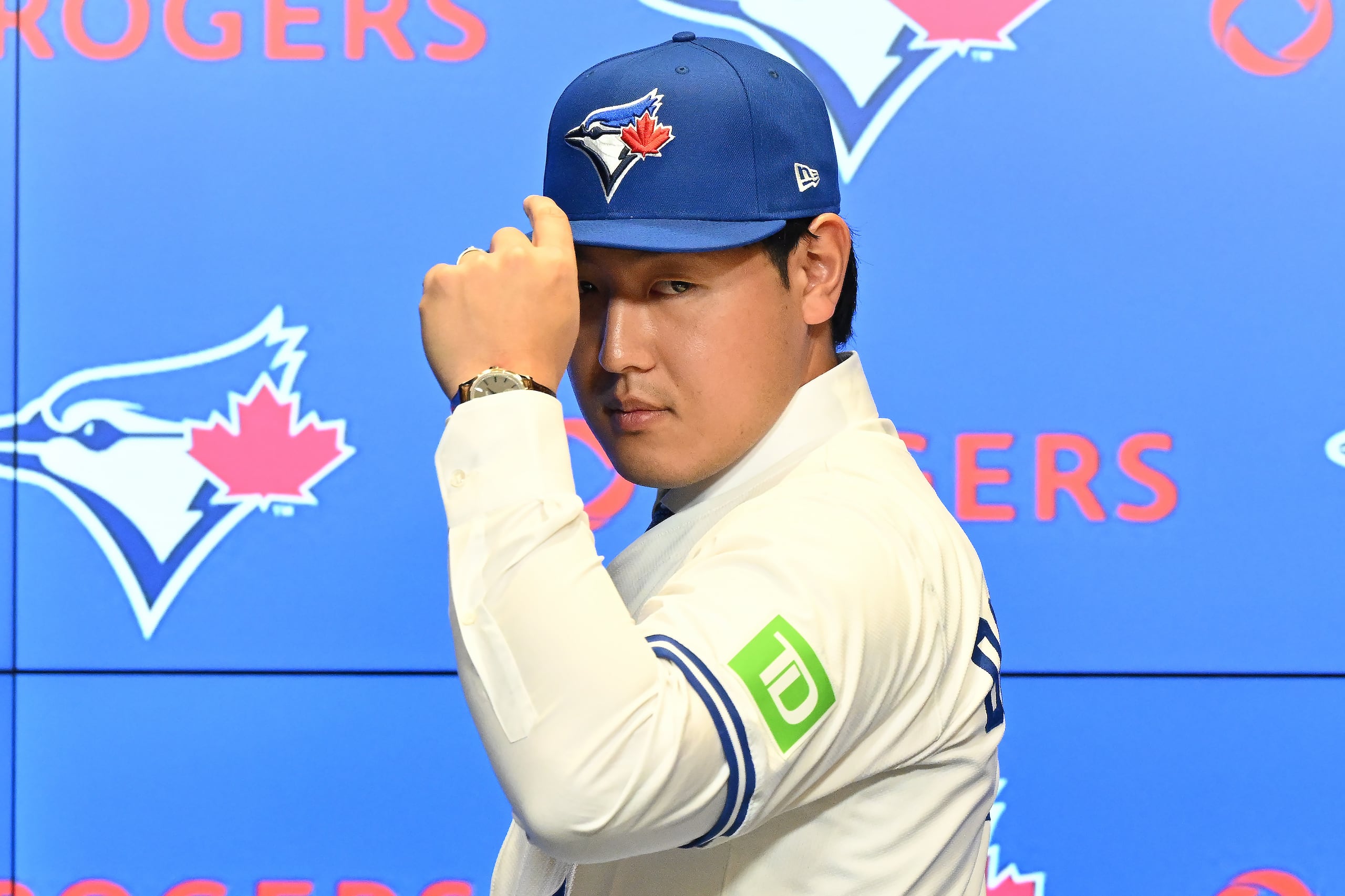 Kazuma Okamoto de los Blue Jays de Toronto posa durante una rueda de prensa, el martes 6 de enero de 2026, en Toronto. (Jon Blacker/The Canadian Press vía AP)
