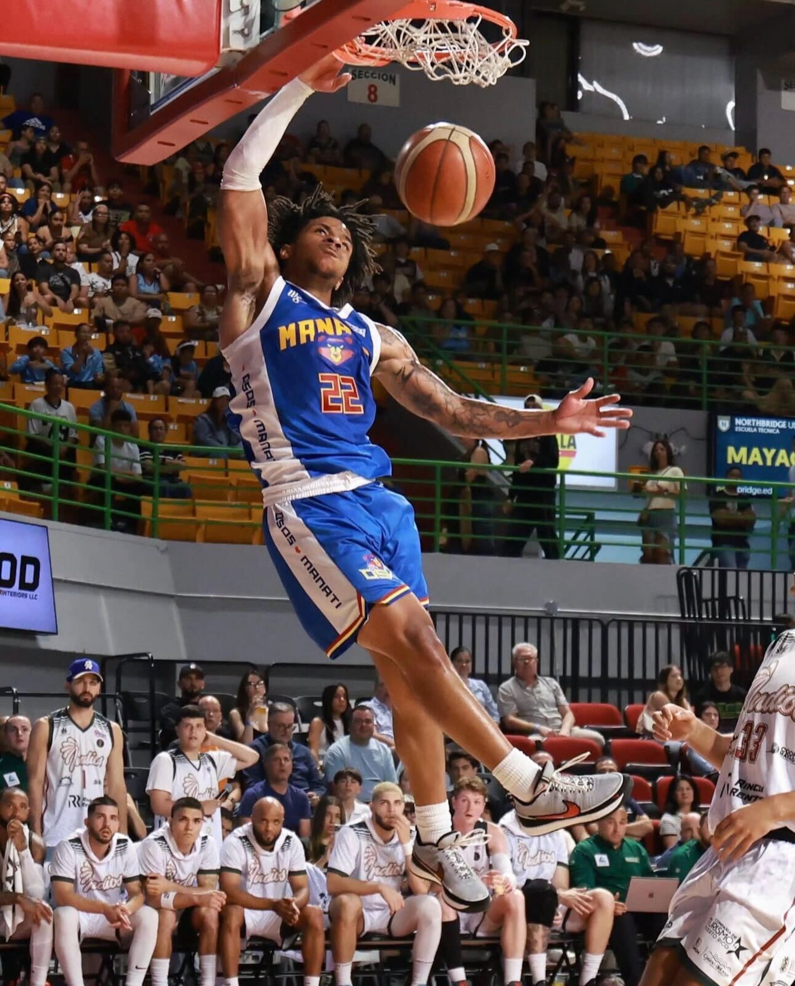Jameer Nelson Jr., refuerzo de los Osos de Manatí, donquea en un juego contra los Indios de Mayagüez.