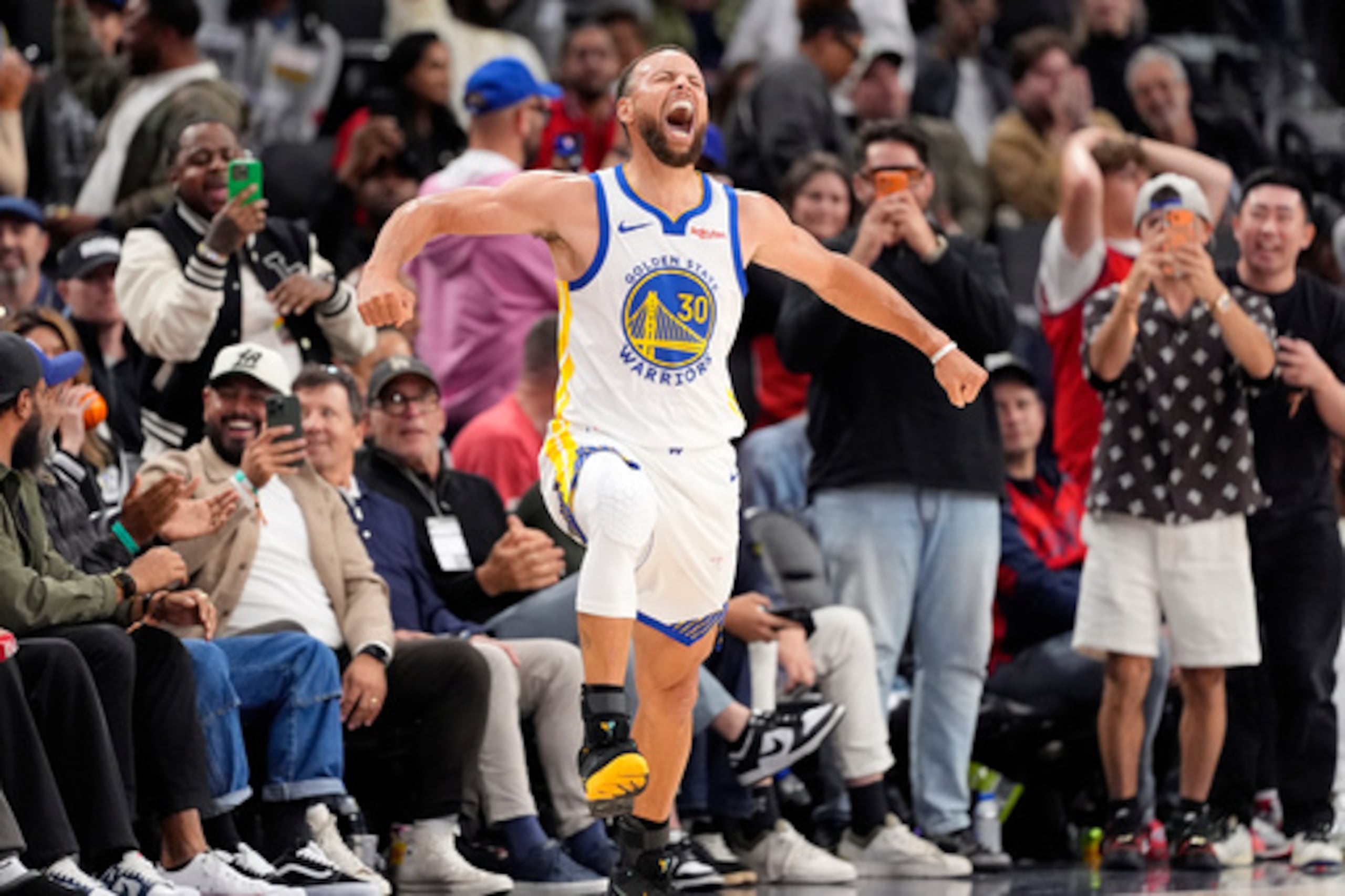 El escolta de los Golden State Warriors Stephen Curry celebra después de anotar durante la segunda mitad de un partido de baloncesto del torneo de play-in de la NBA contra los LA Clippers, el miércoles 15 de abril de 2026, en Inglewood, California (AP Photo/Mark J. Terrill).