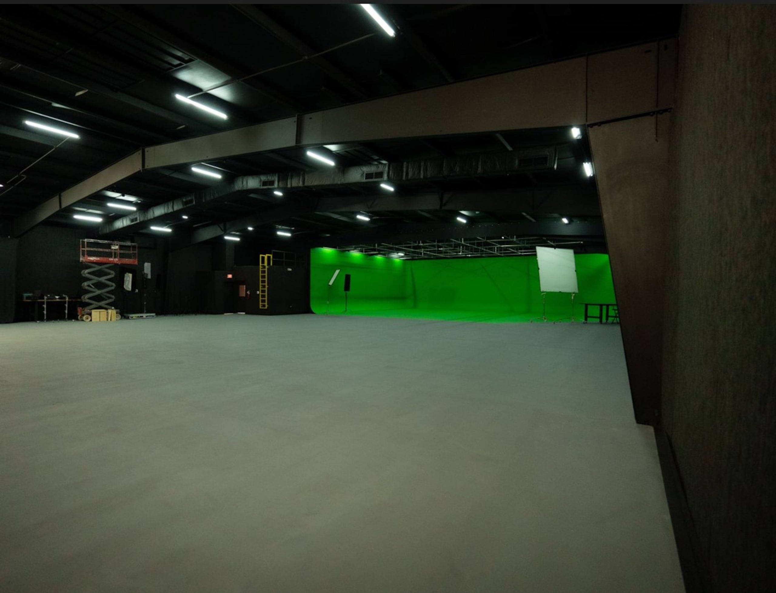 Los estudios se inauguran para fortalecer la industria local por su capacidad de acoger producciones locales e internacionales.