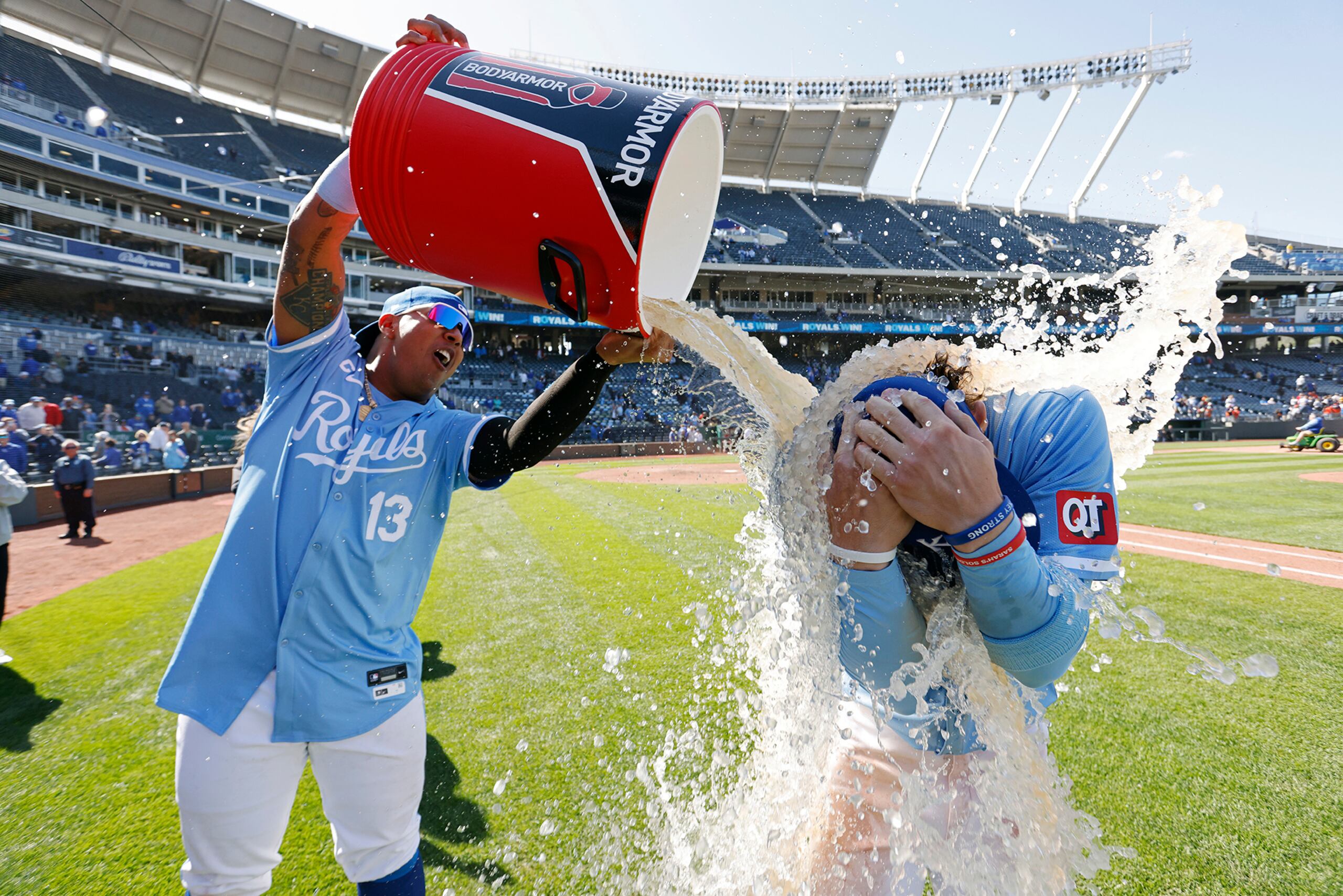 Salvador Pérez (13) de los Reales de Kansas City baña a Bobby Witt Jr. al final del partido contra los Astros de Houston, el jueves 11 de abril de 2024. Los Reales ganaron 13-3. (AP Photo/Colin E. Braley)