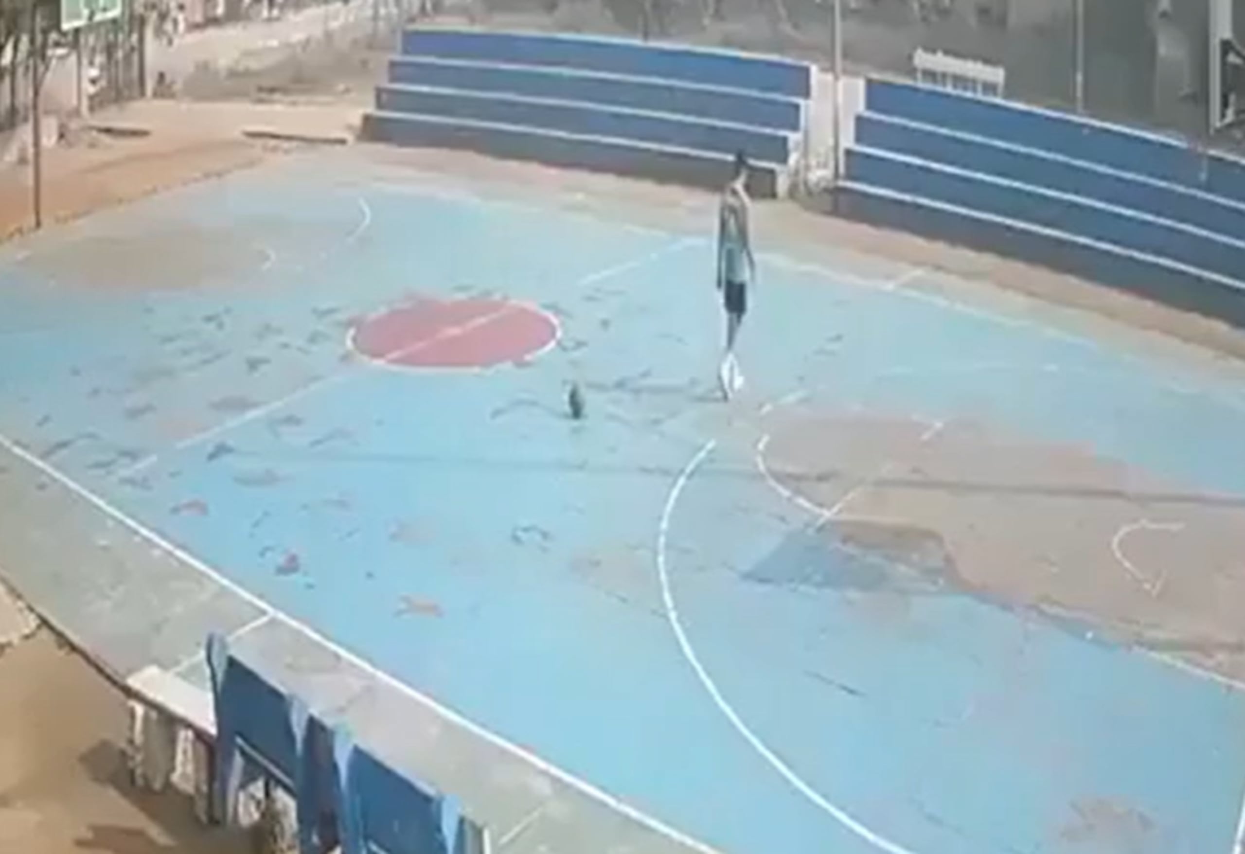 A pesar de los esfuerzos de sus compañeros de equipo por socorrerlo rápidamente, logrando retirar el metal caído, las lesiones resultaron fatales.