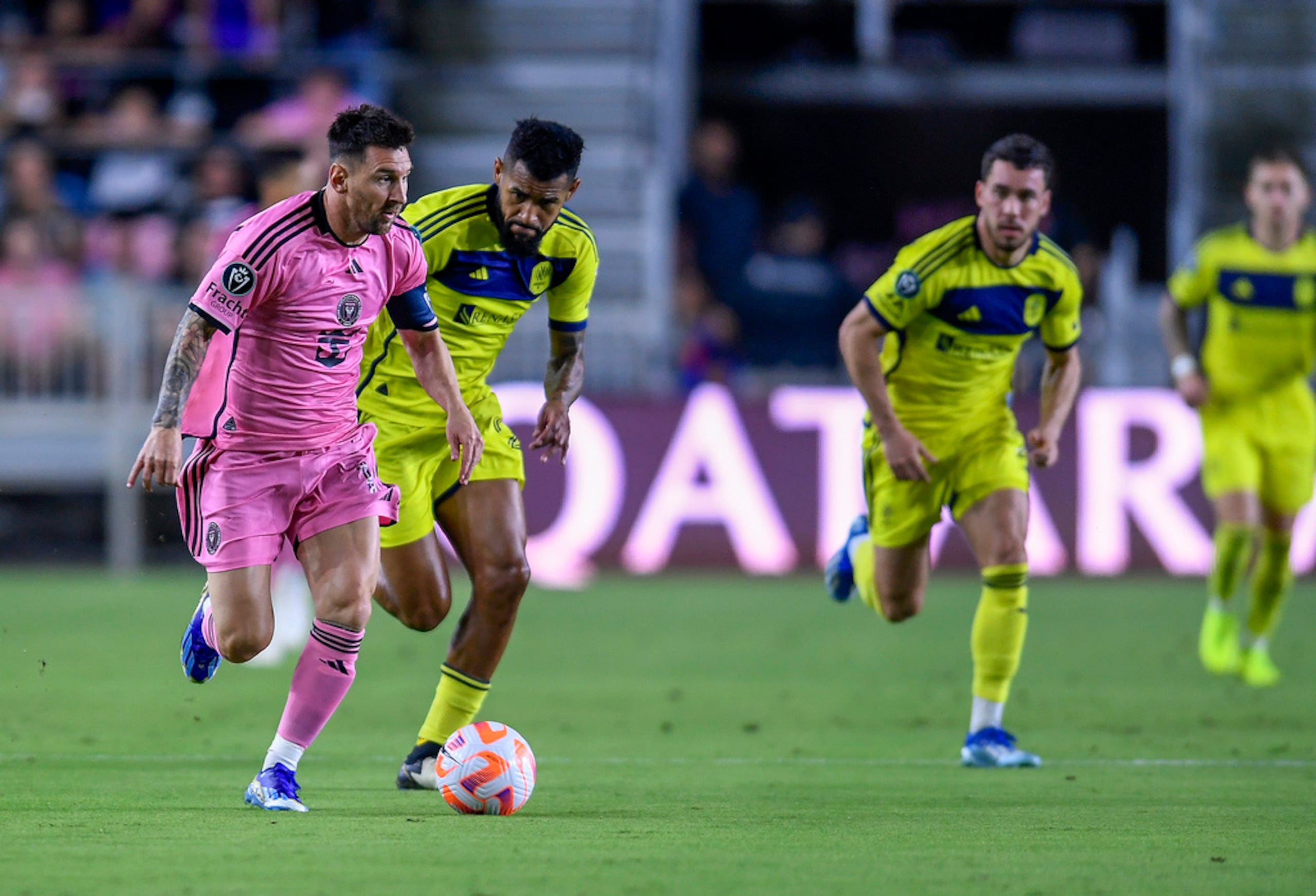 Lionel Messi avanza con el balón en el partido contra Nashville SC por los octavos de final de la Copa de Campeones de la CONCACAF, el 13 de marzo en Fort Lauderdale, Florida.