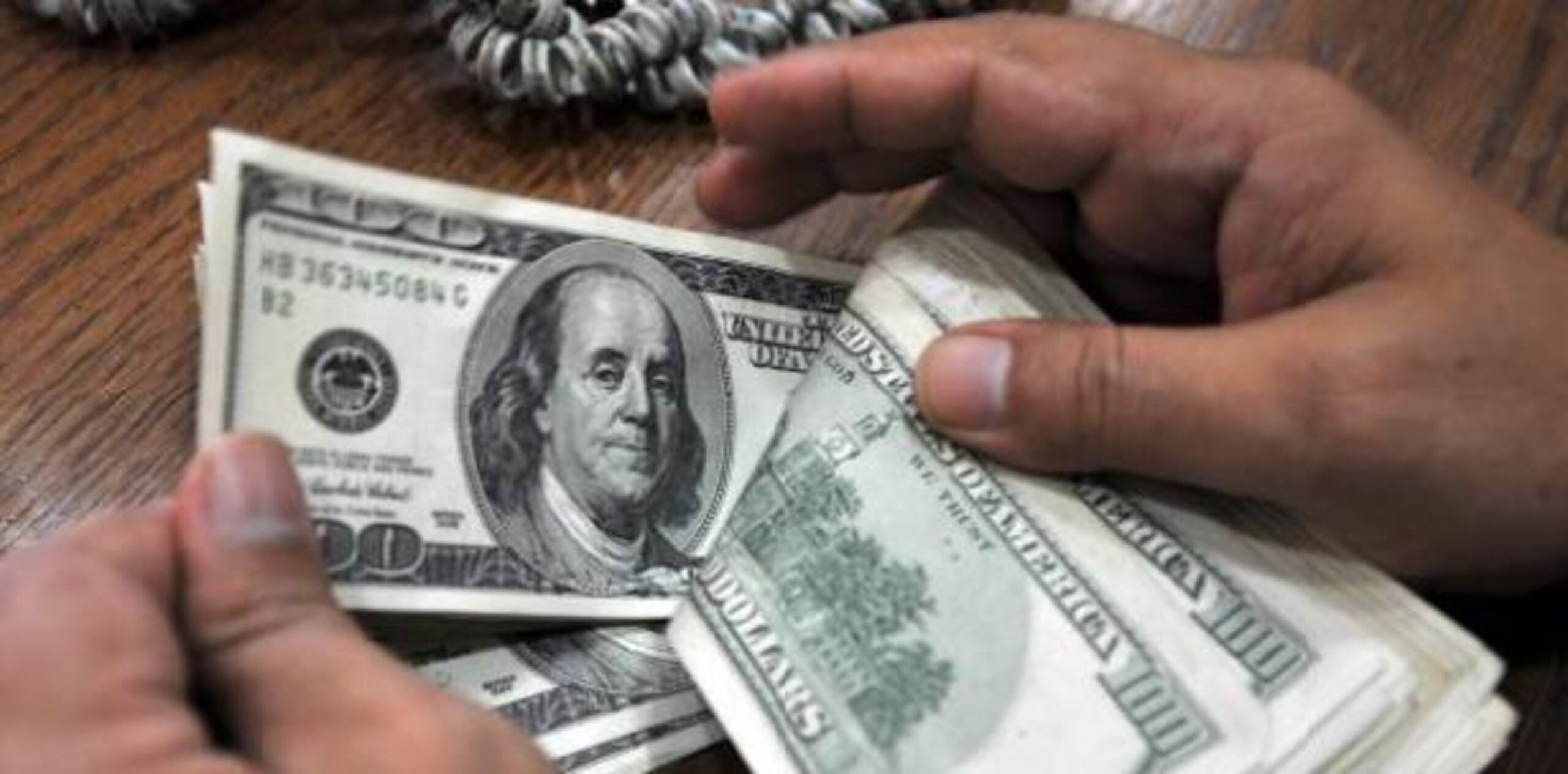 A partir de ahora y hasta fin de año, los ciudadanos podrán comprar hasta 10,000 dólares por mes y si quieren adquirir un monto mayor tendrán que pedir autorización el Banco Central. (Archivo)
