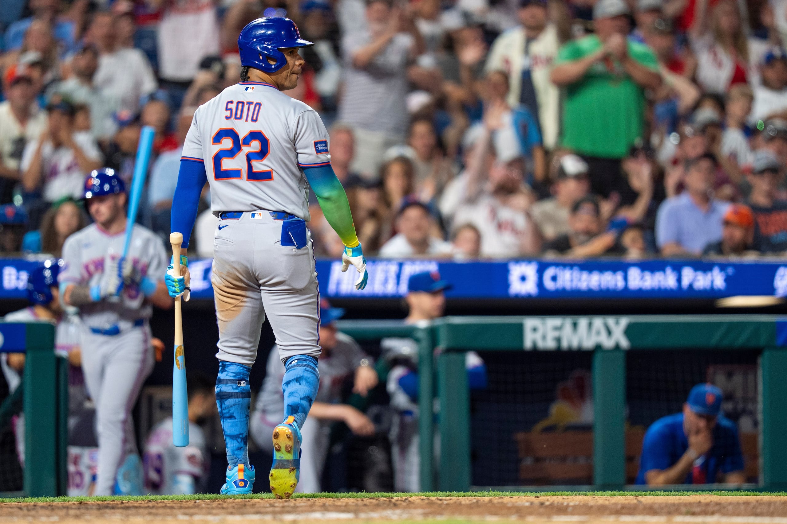 Juan Soto, de los Mets de Nueva York, mira hacia atrás tras ser ponchado.