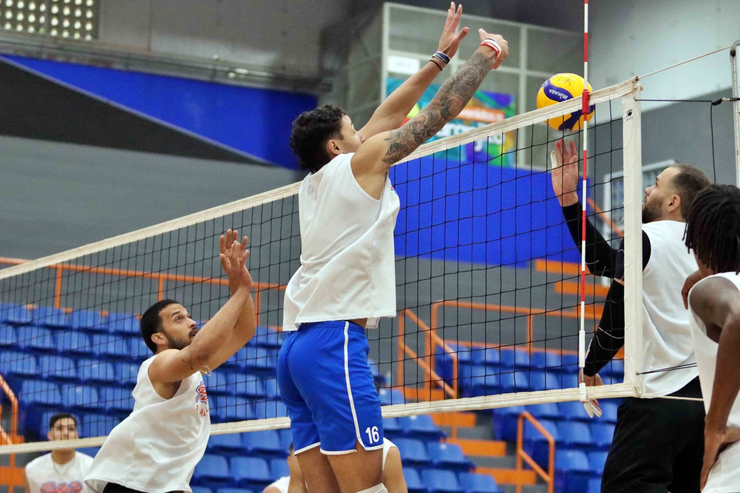 La Selección Nacional de voleibol masculino en una práctica en la cancha Gelito Ortega, de Naranjito.