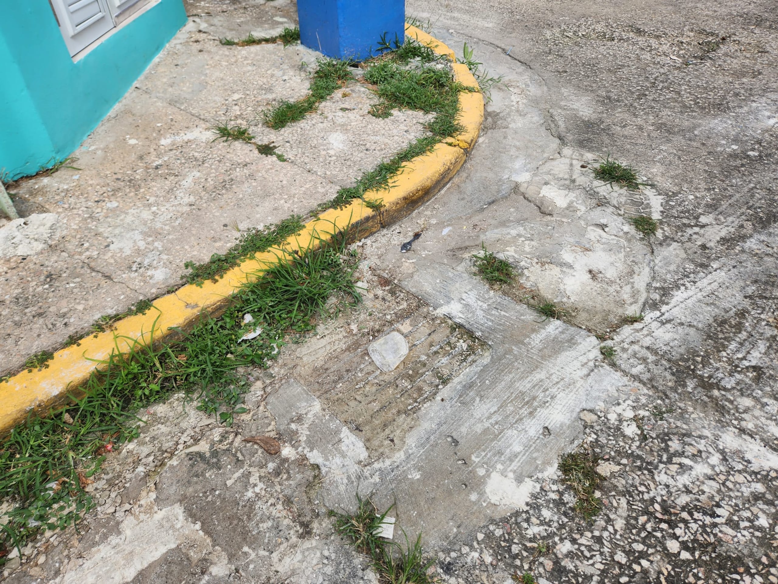 Imagen de una alcantarilla sellada con cemento en el casco urbano de Manatí.
