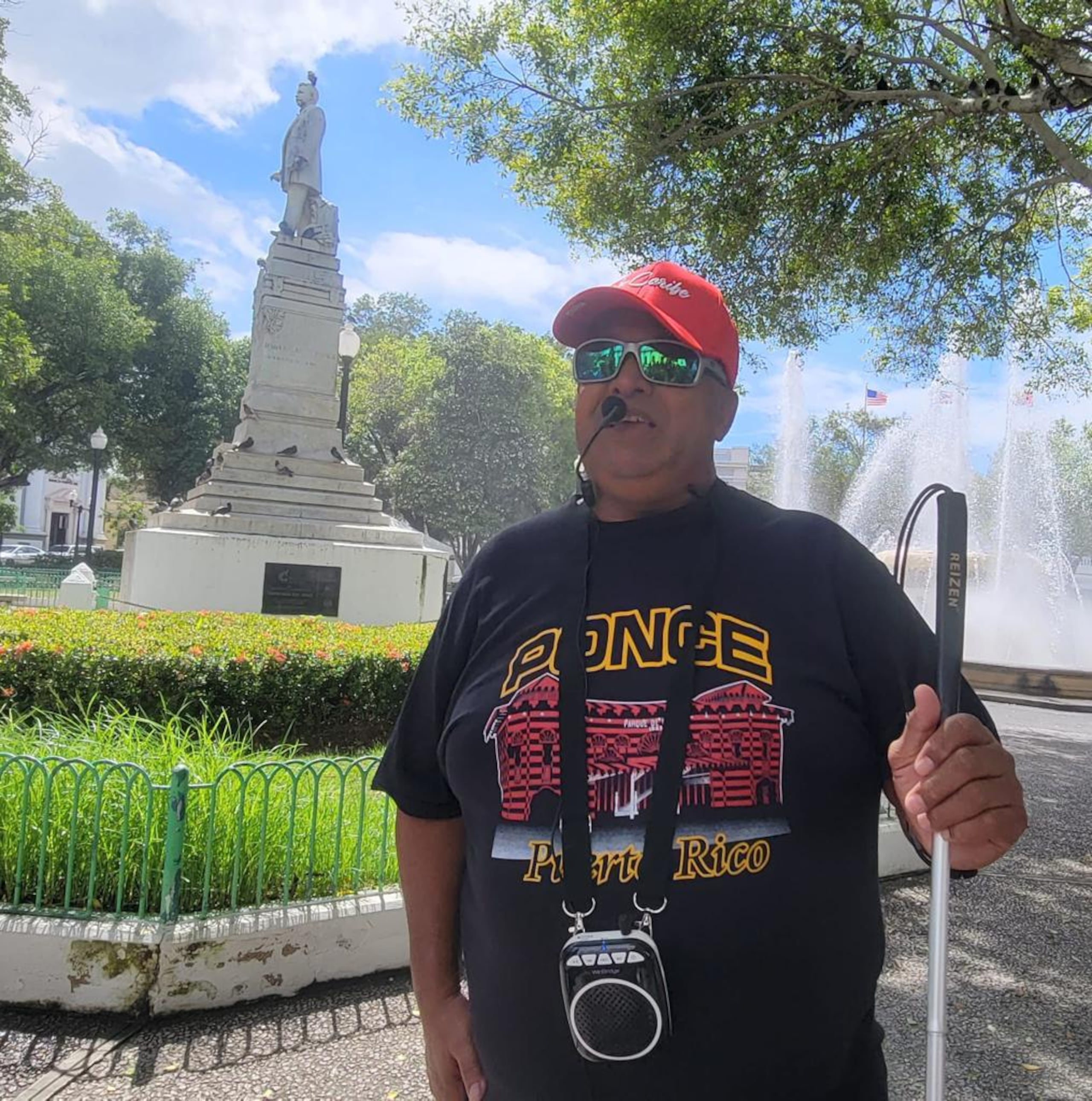 Elvin Álvarez Altruz fue diagnosticado con retinitis pigmentosa, una condición de base genética que en poco tiempo afectó su visibilidad hasta dejarlo ciego.