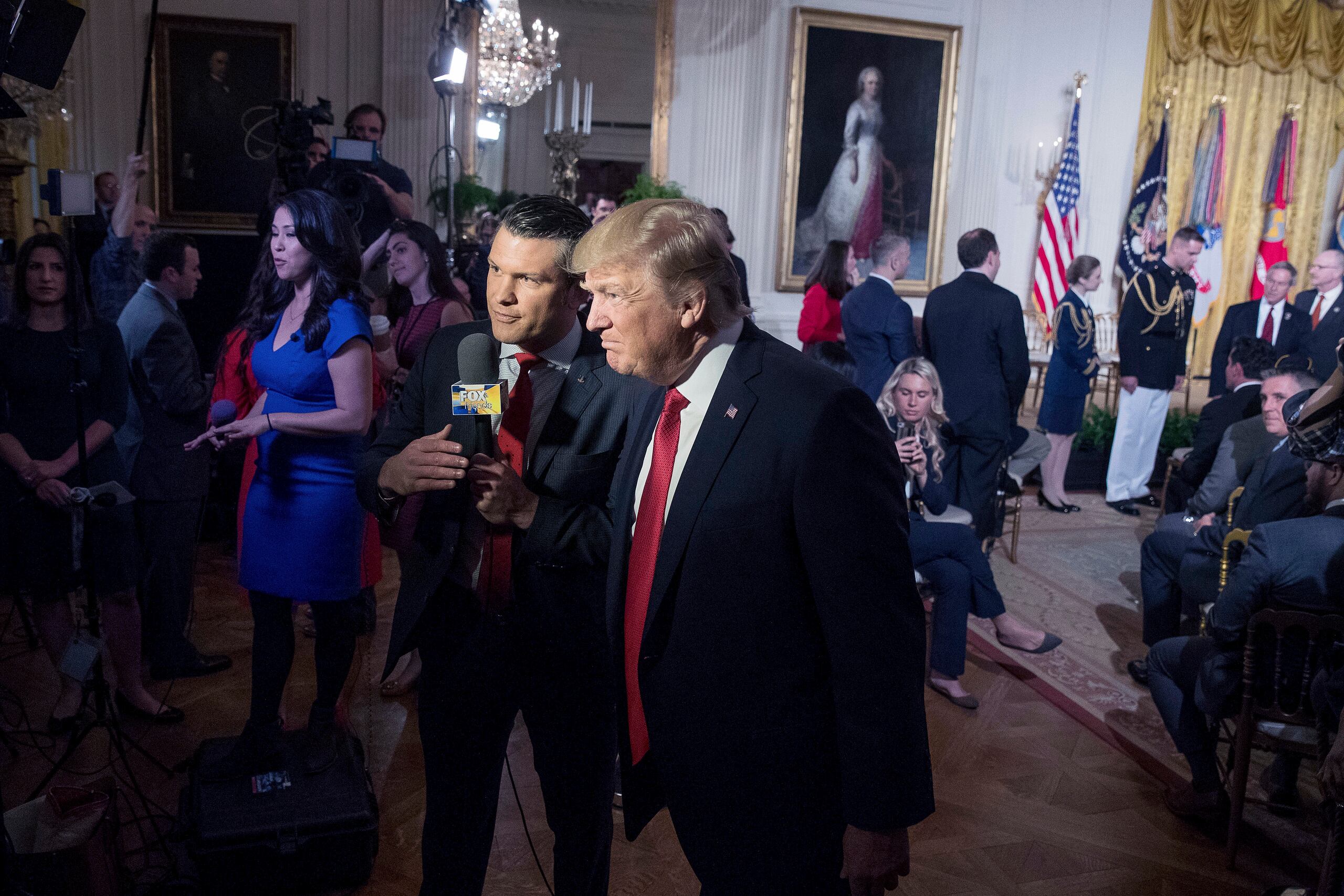 El entonces presidente de Estados Unidos, Donald Trump, habla con Pete Hegseth, copresentador de "Fox & Friends", en un acto del programa "Wounded Warrior Project Soldier Ride" en la Sala Este de la Casa Blanca, en Washington, el 6 de abril de 2017.