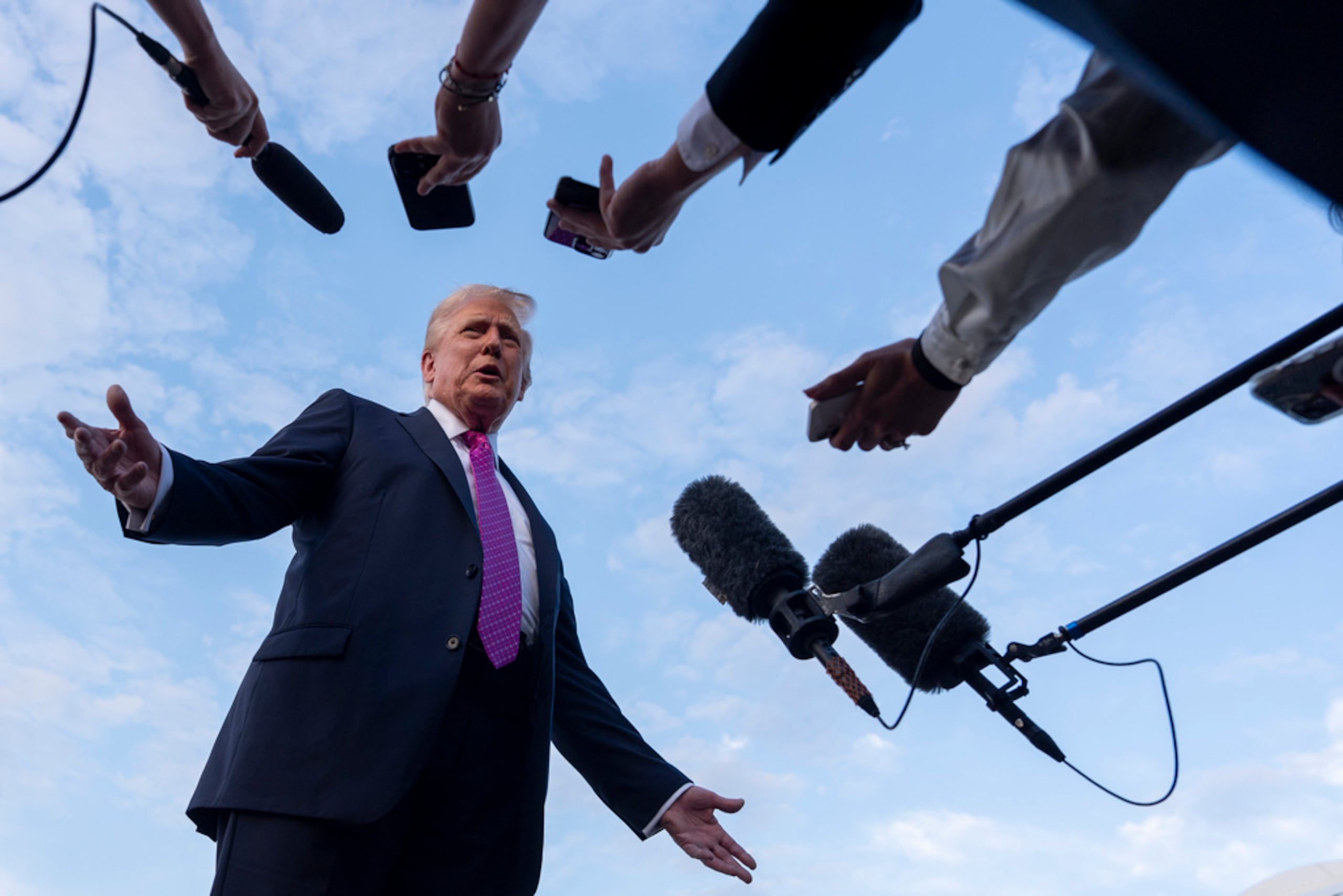 El presidente Donald Trump habla con reporteros antes de partir en el Air Force One desde el Aeropuerto de Morristown, el domingo 14 de septiembre de 2025, en Morristown, Nueva Jersey.