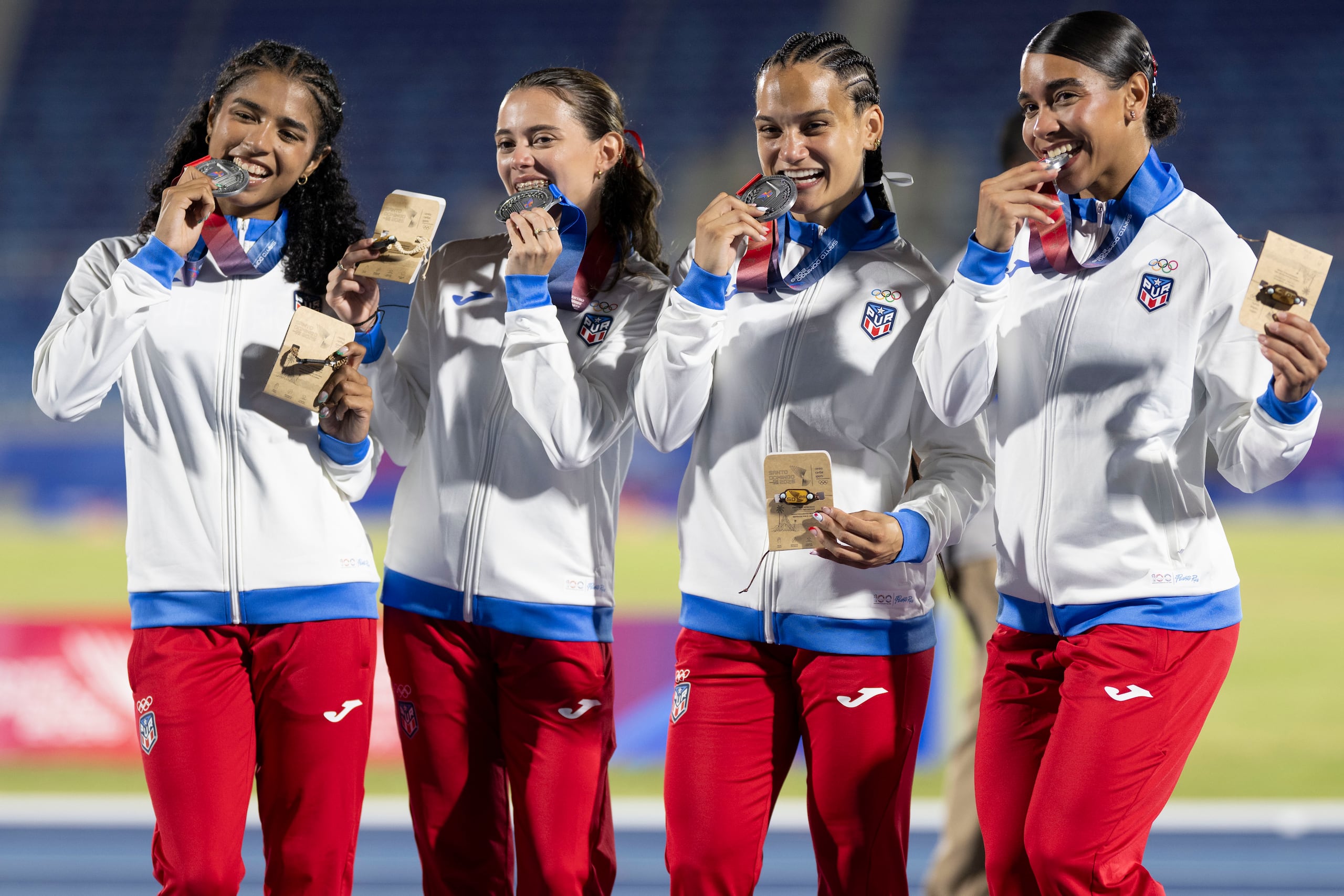 El relevo 4x100 femenino muerda la plata en el podio.