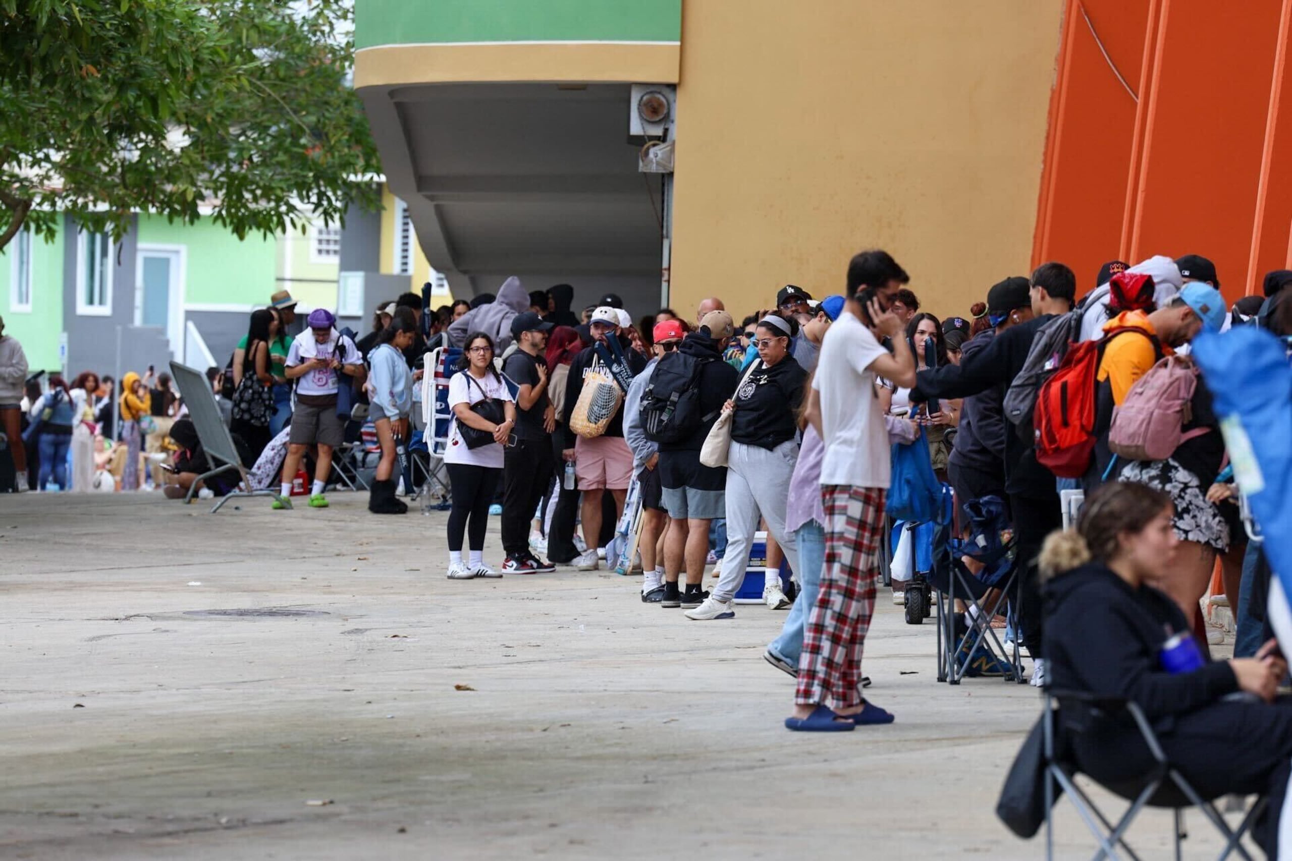 Fanáticos en los predios del Estadio Pedro Montañez, de Cayey, para comprar taquillas para el concierto de Bad Bunny.