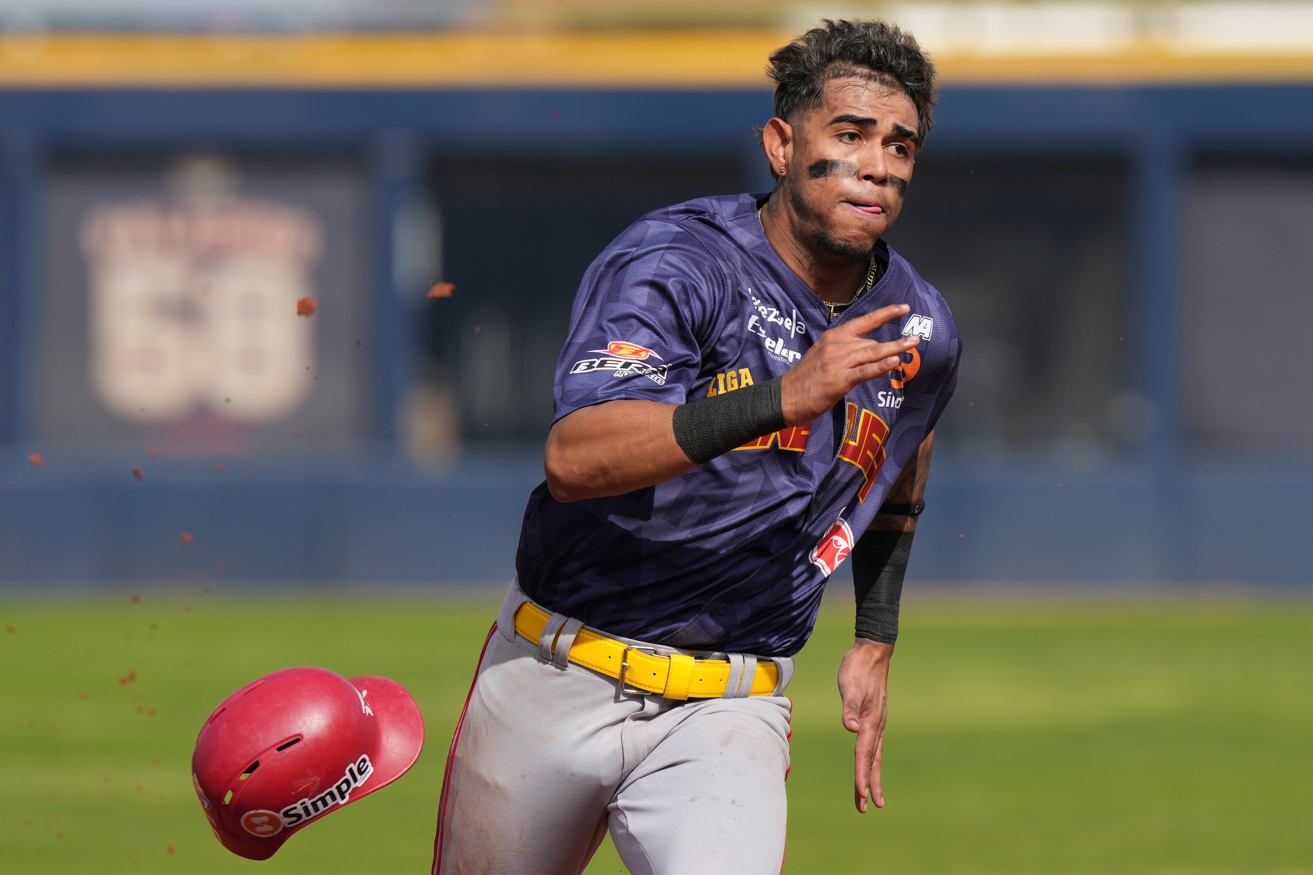 Eduardo García de Venezuela corre hacia el plato para anotar una de las anotaciones de los Cardenales.