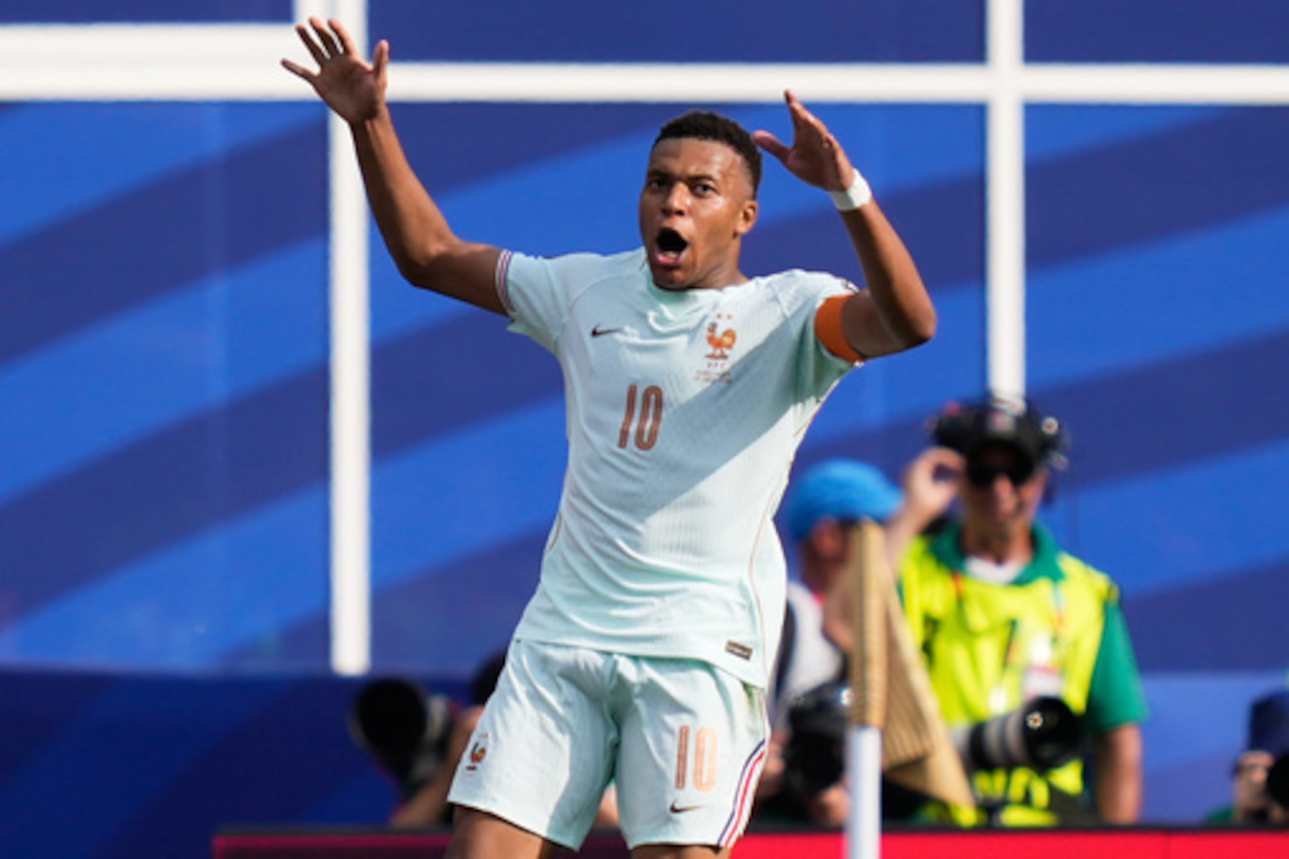Kylian Mbappé, de Francia, celebra tras marcar el primer gol contra Marruecos en los cuartos de final del Mundial, el jueves 9 de julio de 2026 en Foxborough, Massachusetts (Foto AP/Charles Krupa)