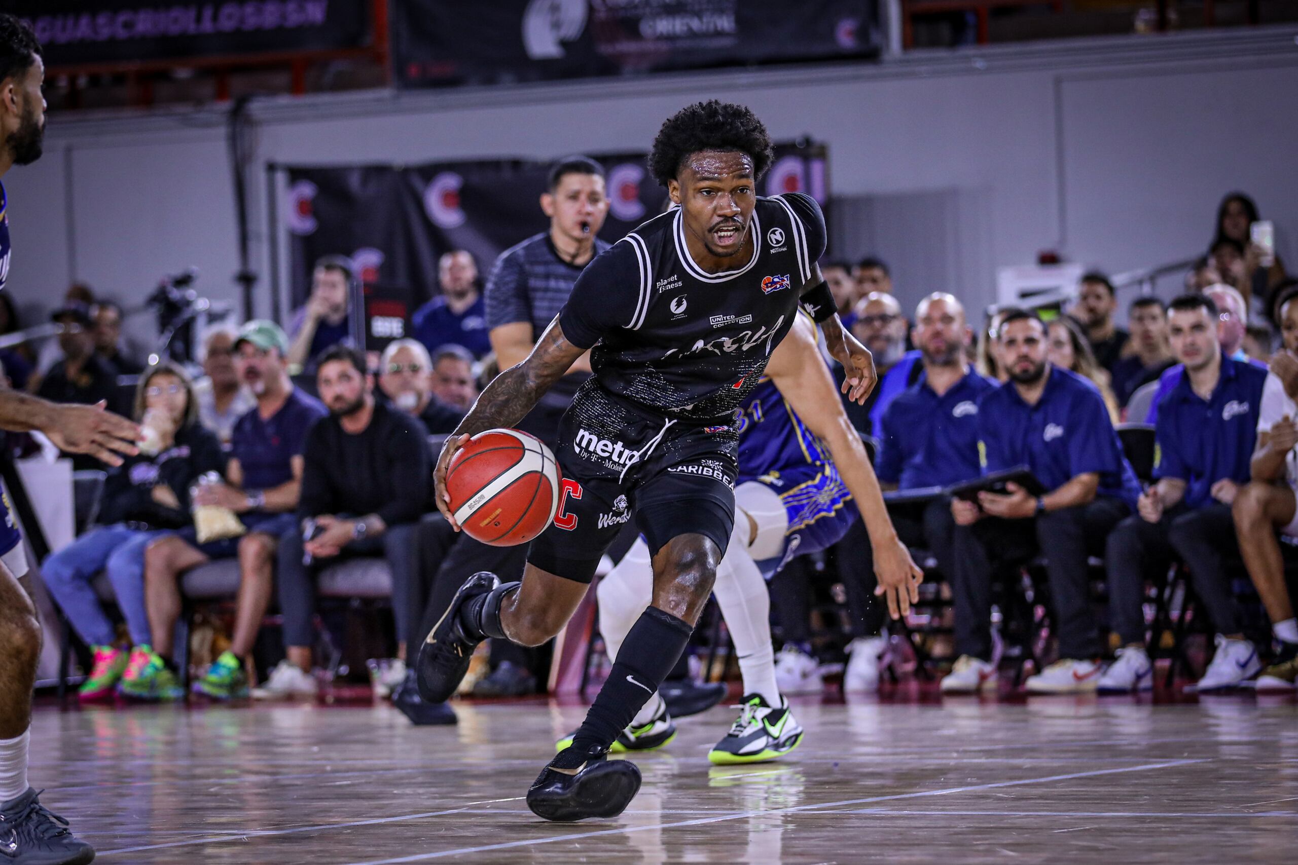 El refuerzo Brandon Goodwin lderó a Carolina con 27 puntos.