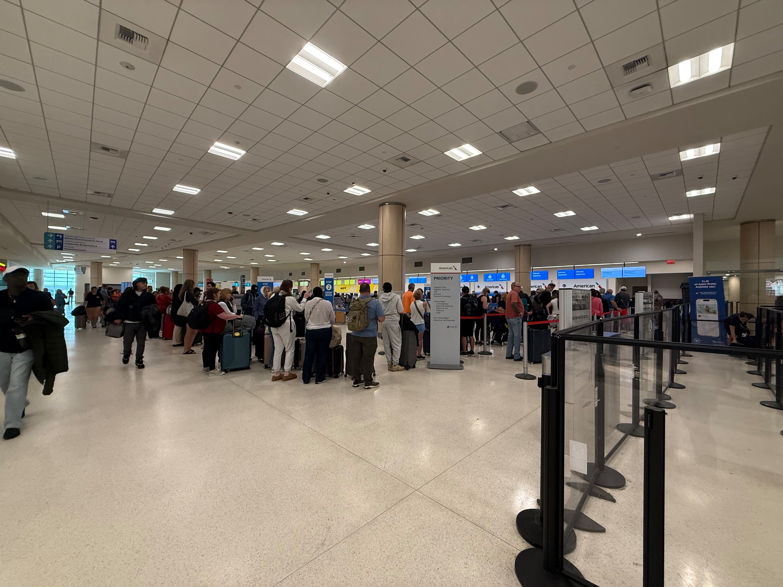 Aerostar recomienda a todos los viajeros que lleguen con un mínimo de tres horas de anticipación con respecto a la hora de abordaje de su vuelo.