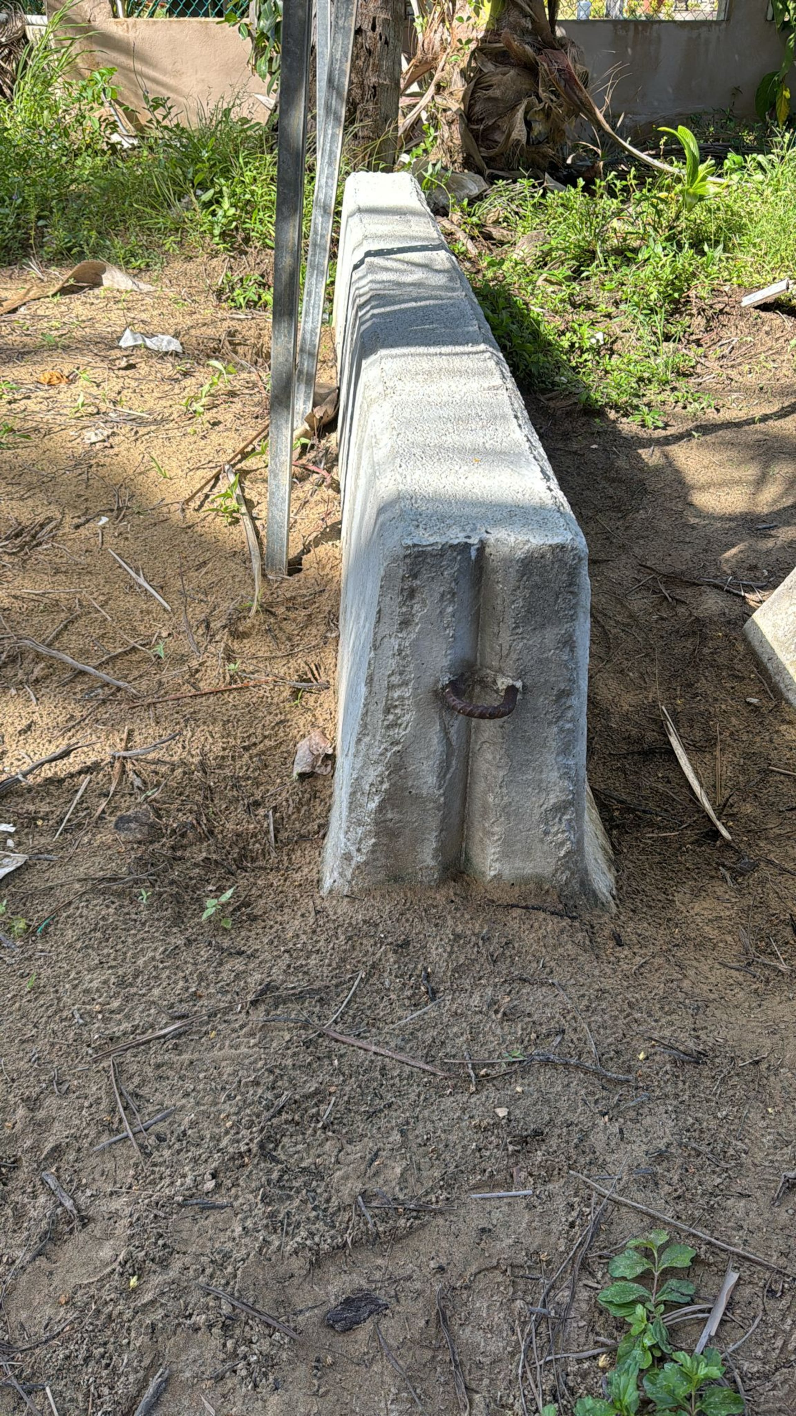 Pescadores y residentes de Río Grande denunciaron la colocación de vallas de concreto.