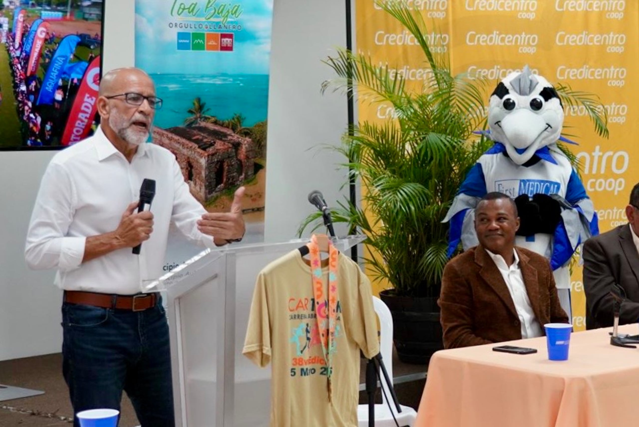 El alcalde de Toa Baja, Betito Márquez, presenta detalles de la prueba. Lo observa, Tito Trinidad, a quien dedican la prueba.