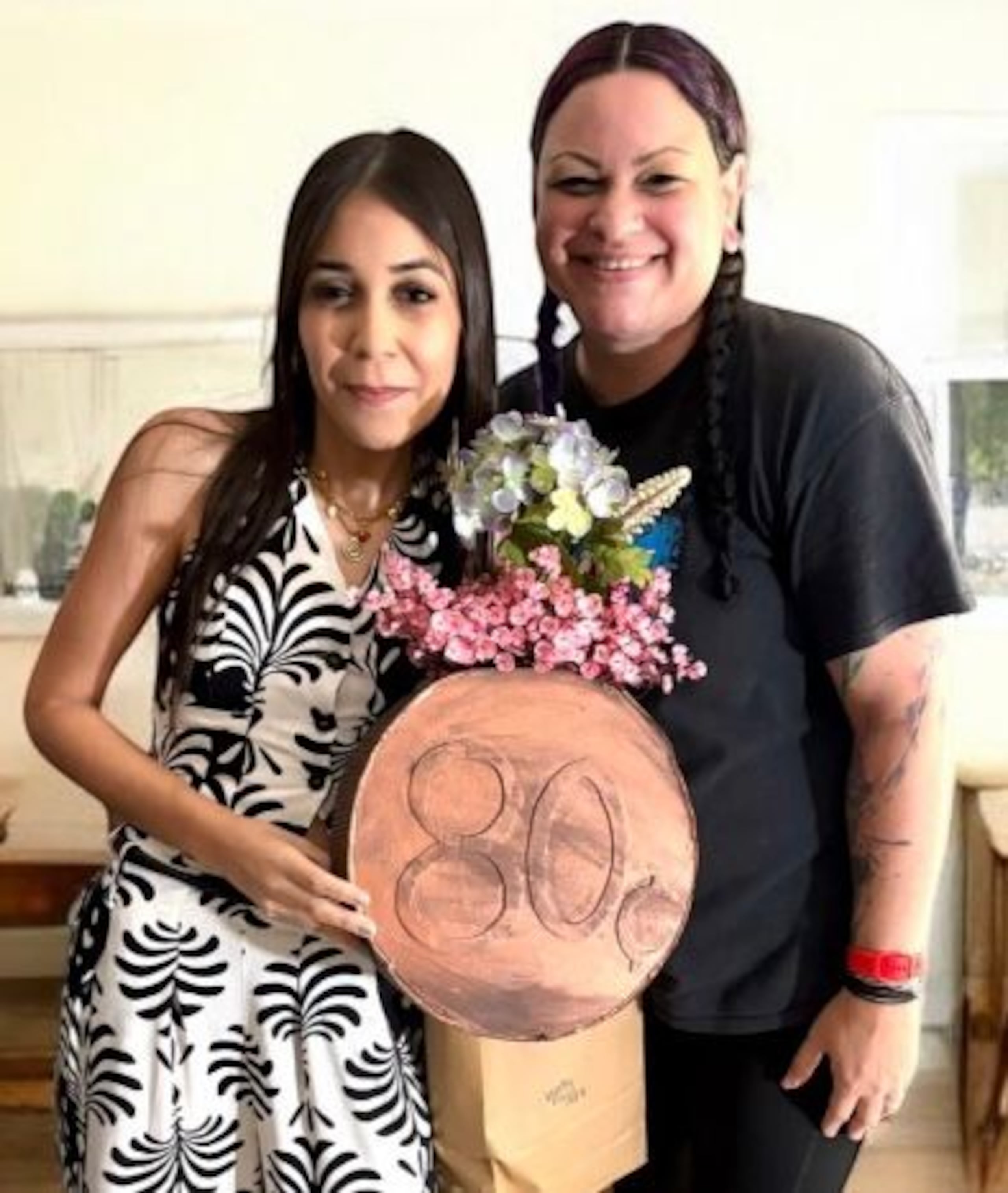 Andrea Estefanía junto a Milly Mariot.