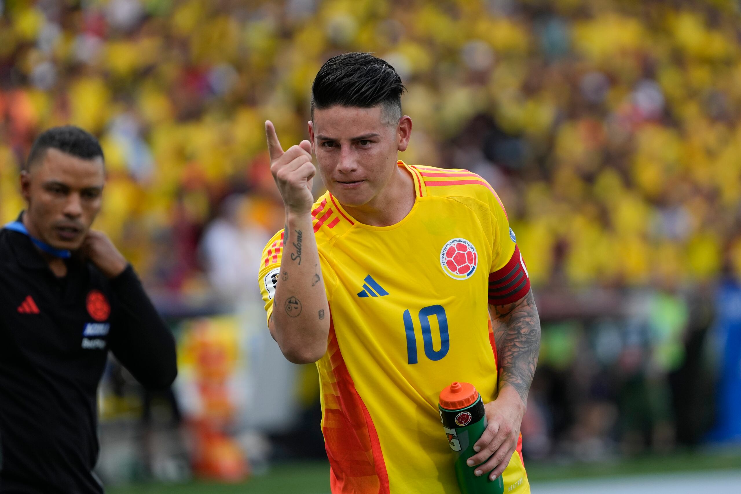 James Rodríguez celebra tras anotar de penal el segundo gol de Colombia ante Argentina en las eliminatorias del Mundial, el martes 10 de septiembre de 2024, en Barranquilla, Colombia.