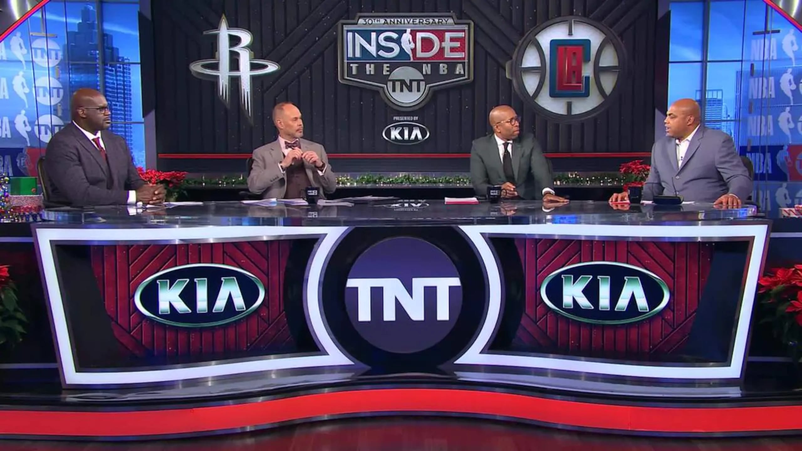 Desde la izquierda, Shaquille O'Neal, Ernie Jones, Kenny Smith y Charles Barkley en el set de Inside the NBA. El programa pudiera tener sus días contados debido a la decisión tomada hoy por la NBA en torno a una oferta de TNT.