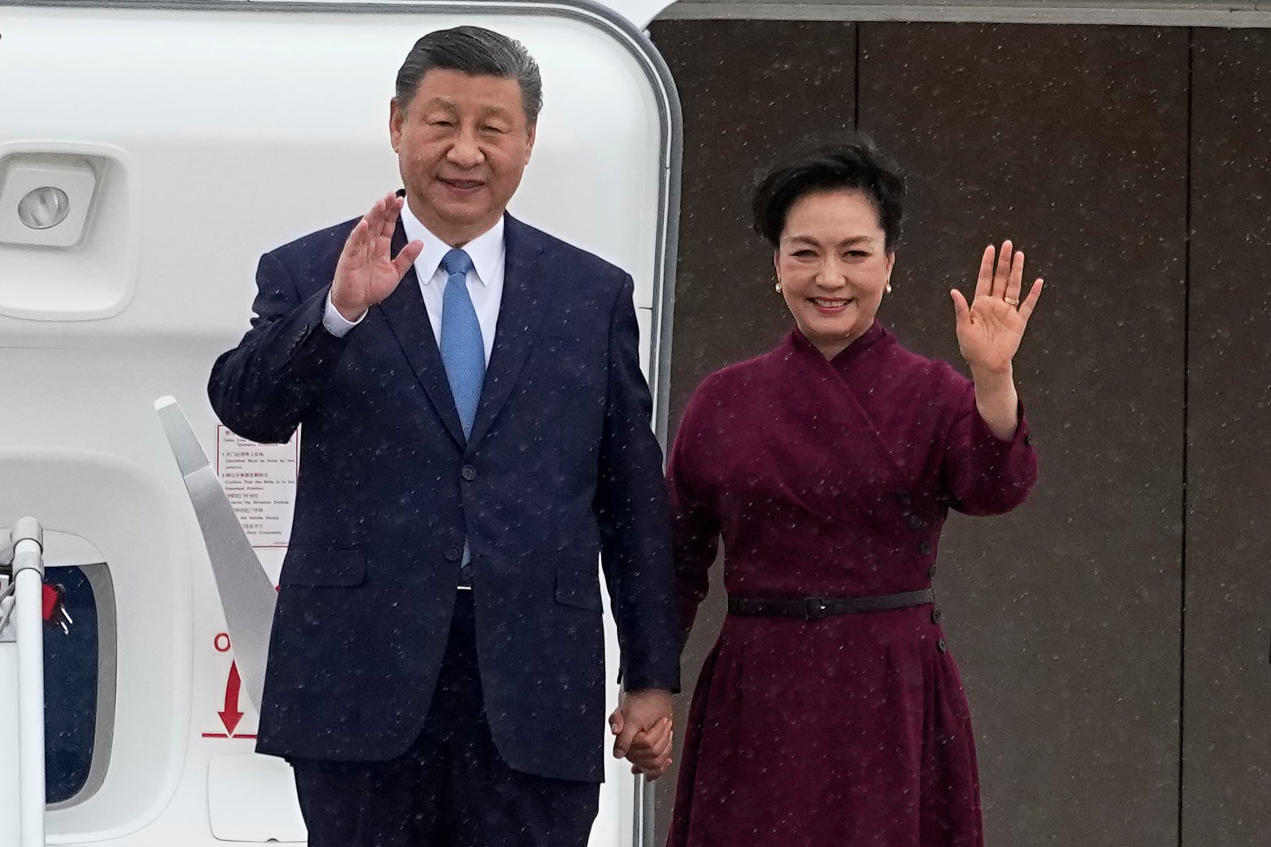 El presidente chino  Xi Jinping y su esposa Peng Liyuan al llegar al Aeropuerto Orly de París, el 5 de mayo de 2024. (Foto AP/Michel Euler, Pool)