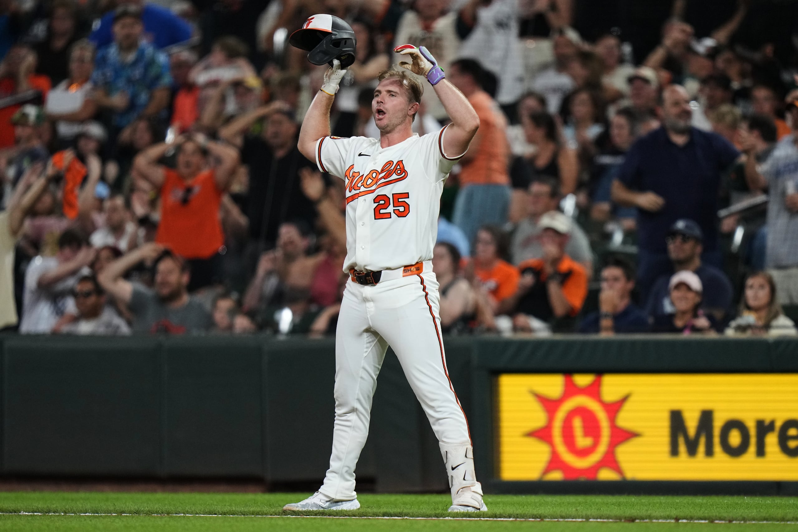 Pete Alonso, de los Orioles de Baltimore, reacciona después de batear un aparente contra los Yankees de Nueva York.