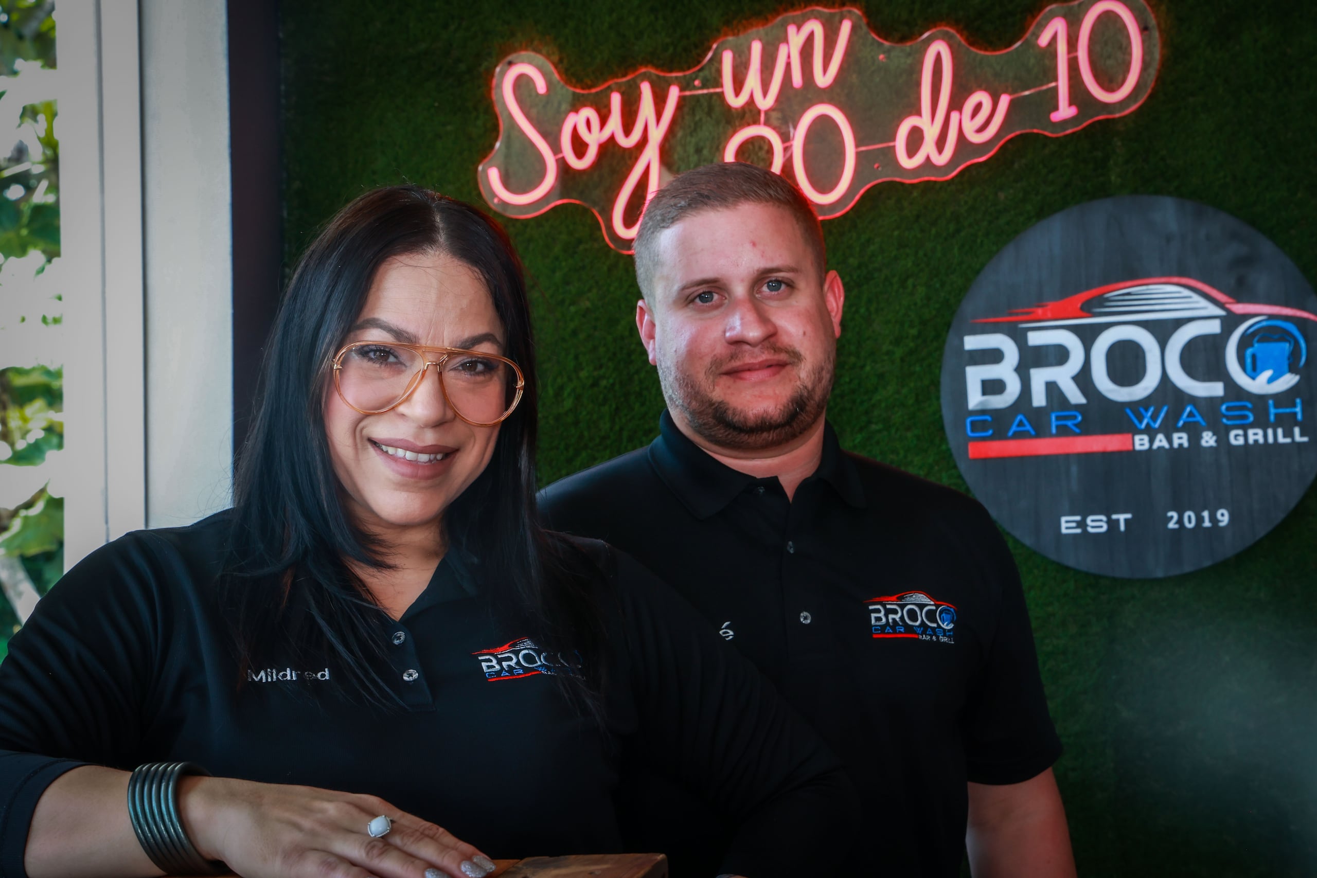 El propietario, José Nelson González Burgos (en la foto junto a la bartender Mildred Pérez) compró el negocio de su tío y lo modificó a su concepto actual.