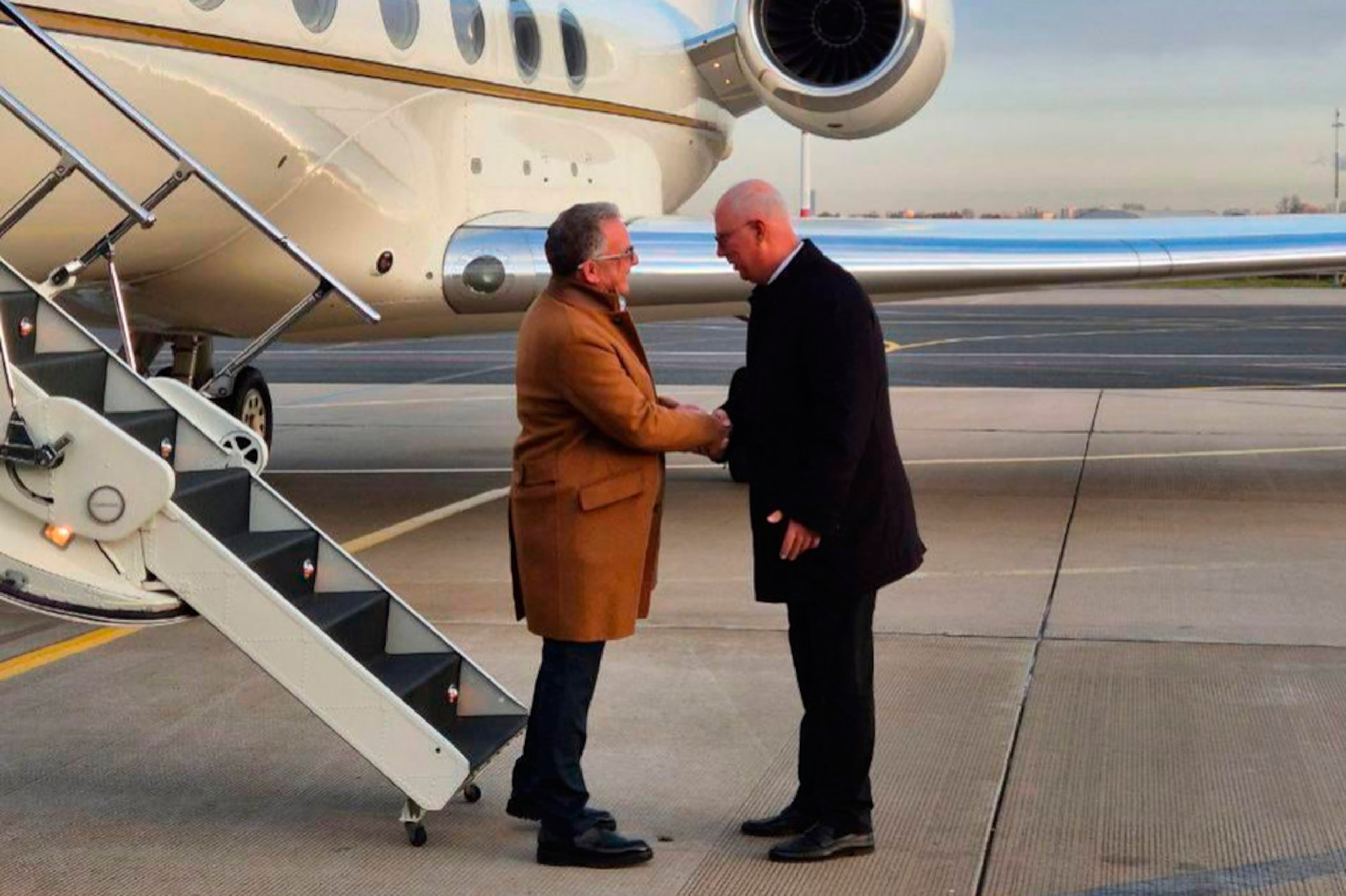 El enviado presidencial ruso Kirill Dmitriev, a la derecha, recibe al enviado especial de Estados Unidos, Steve Witkoff, en el aeropuerto internacional a las afueras de San Petersburgo, Rusia, este miércoles.