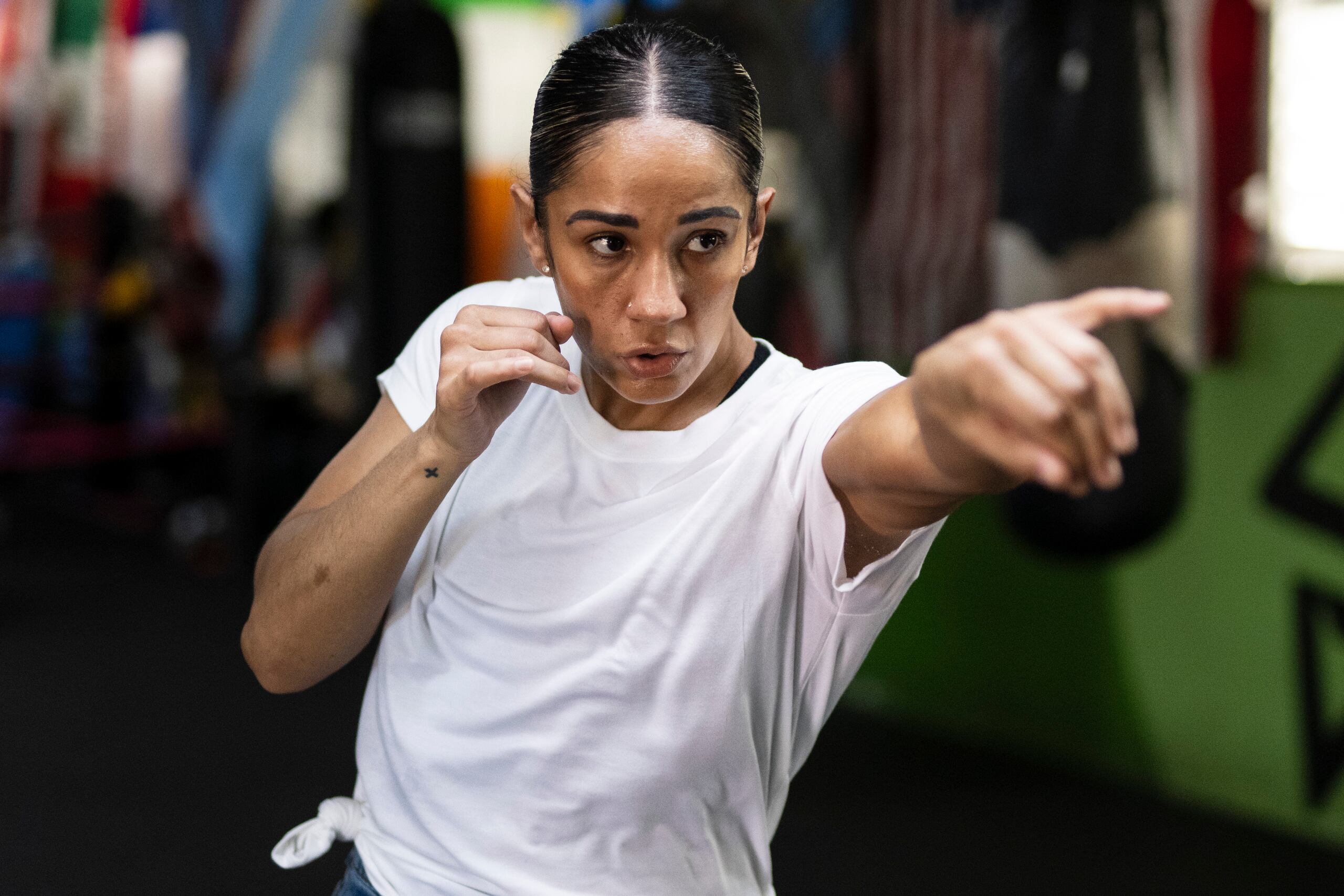 Amanda Serrano está entrenando en un gimnasio que montó en su propia casa.