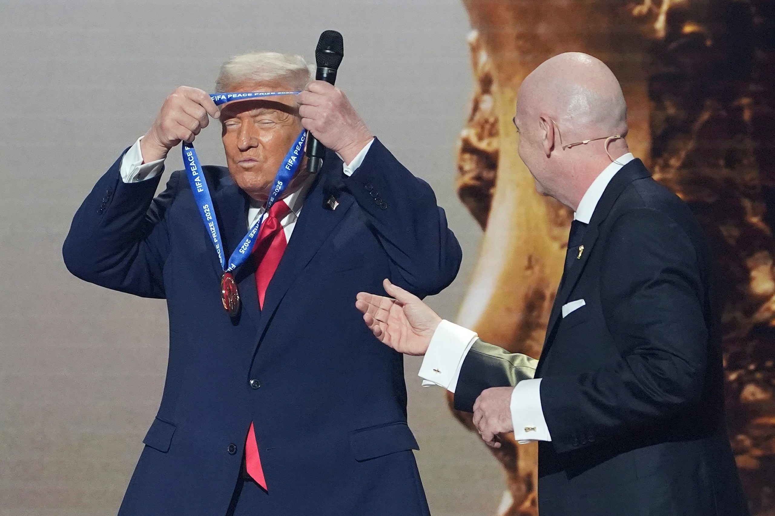 ARCHIVO - El presidente estadounidense Donald Trump recibe el Premio de la Paz de la FIFA de manos de Gianni Infantino, el presidente de la FIFA, durante el sorteo de la Copa Mundial, el 5 de diciembre de 2025, en Washington. (AP Foto/Evan Vucci,)