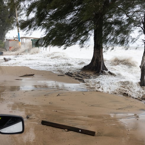 FOTOS: Bien pica'o el mar en Aguadilla y ya se reportan daños