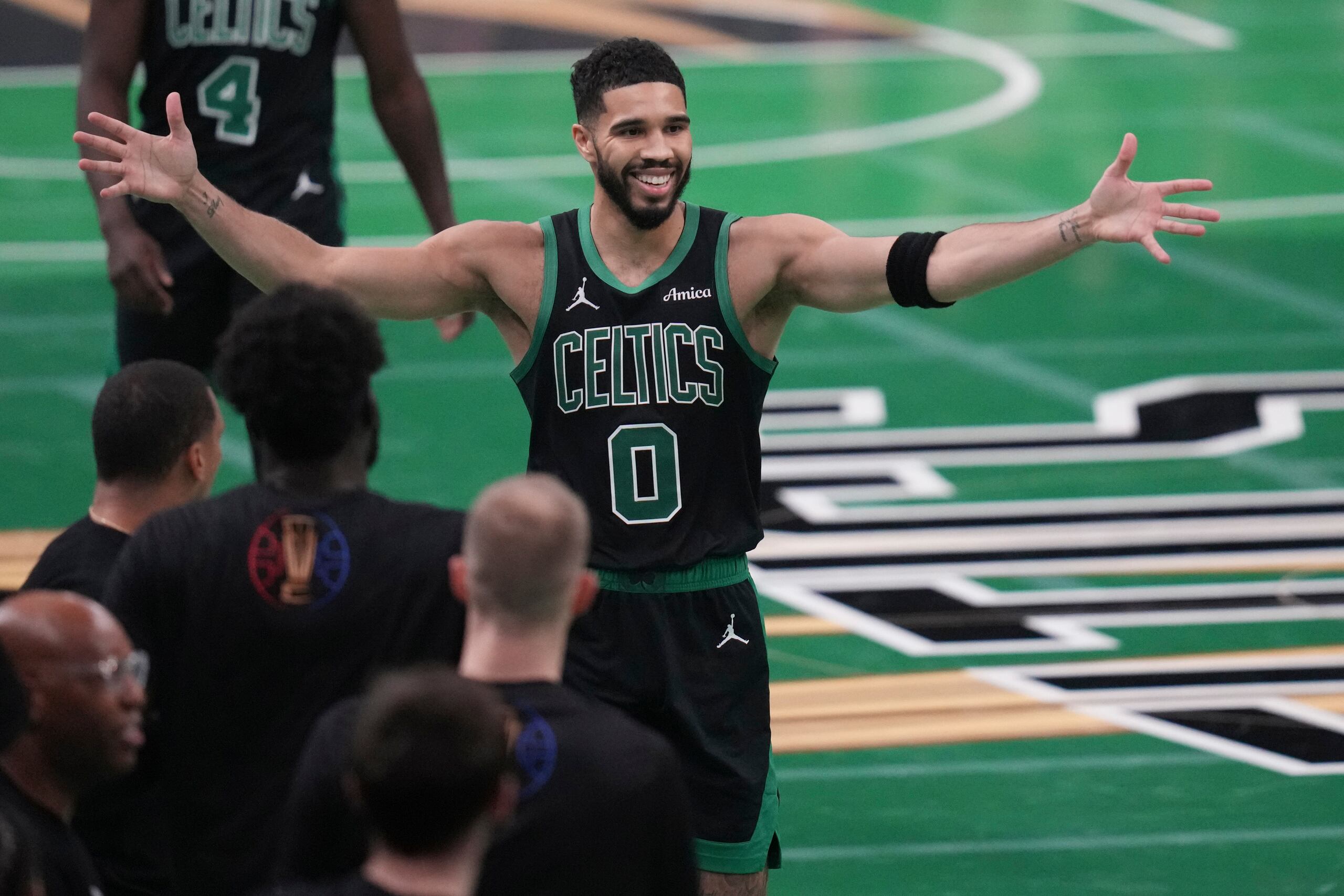 Jayson Tatum, de los Celtics de Boston, celebra durante el partido contra los Cavaliers de Cleveland.