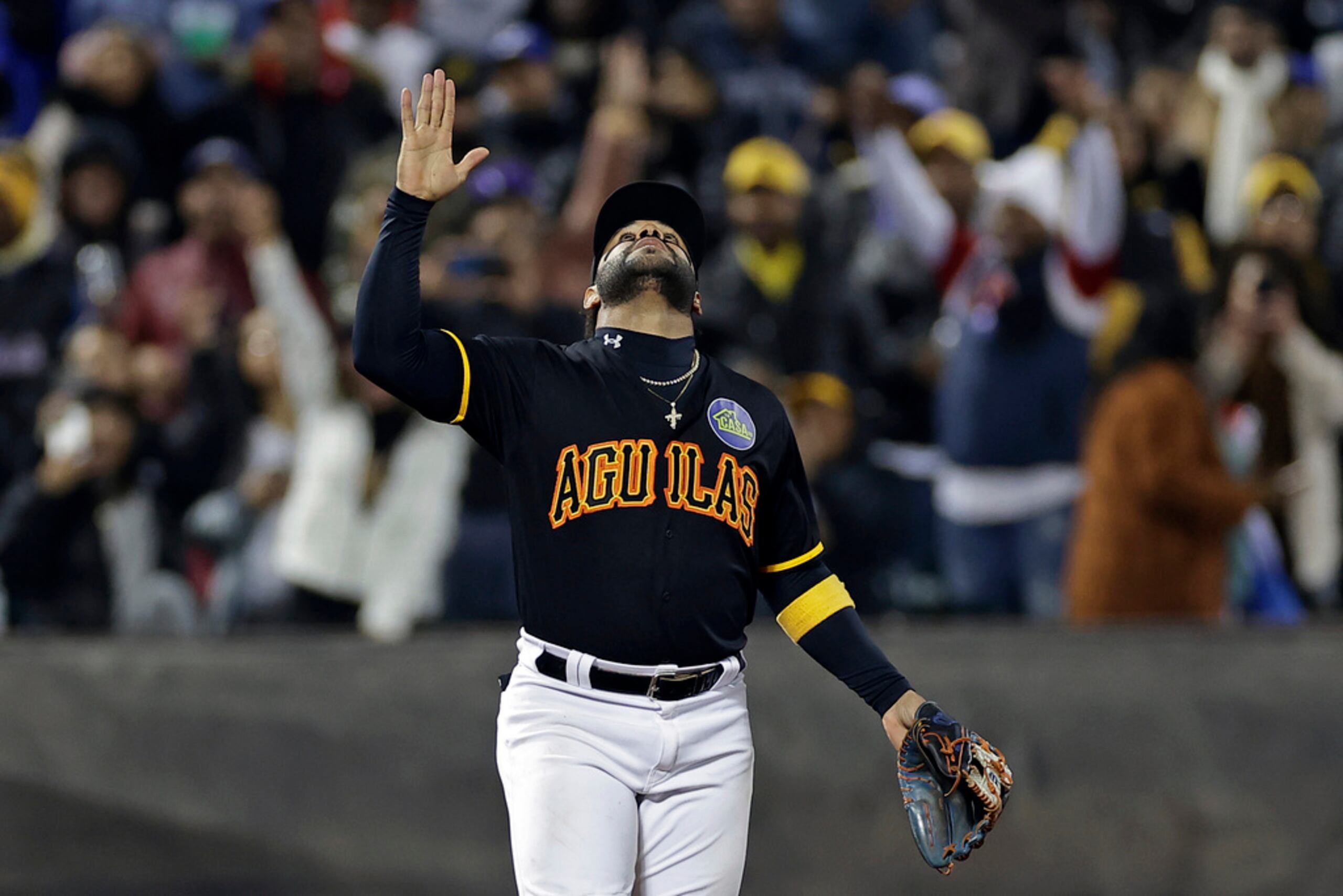 Jonathon Villar, de las Águilas Cibaeñas, festeja la victoria sobre los Tigres del Licey.