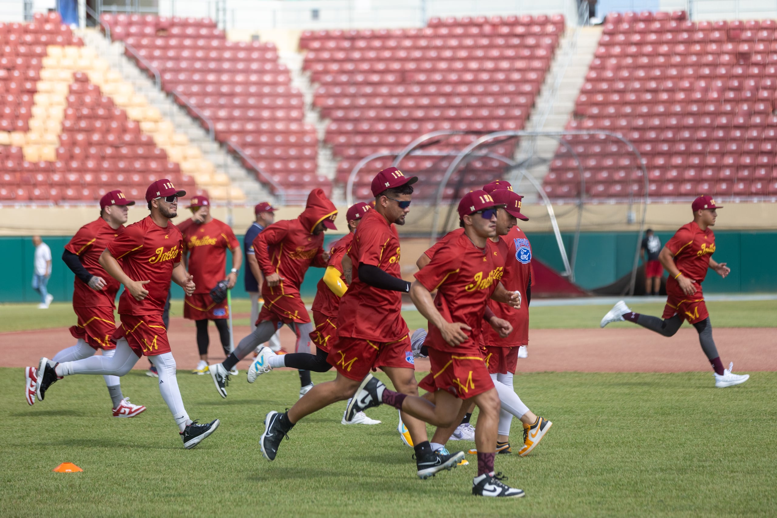 Los Indios durante una práctica en el Estadio Isidoro "Cholo" García previo a la temporada 2024-25 de la LBPRC.