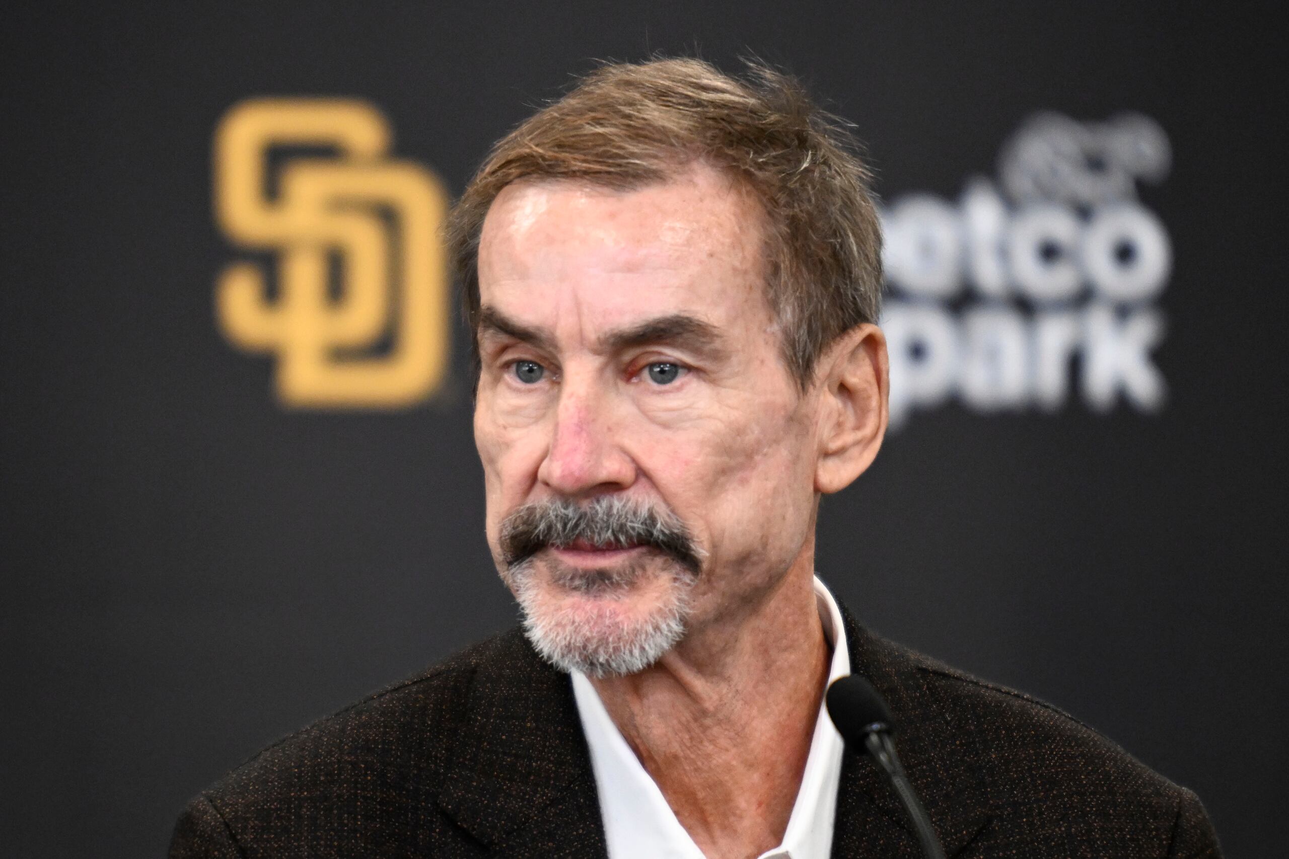 Peter Seidler, nieto del fallecido expropietario de los Dodgers, Walter O’Malley, fue un inversor en el grupo que tomó control de los Padres en 2012. Éste falleció a los 63 años el 14 de noviembre de 2023.