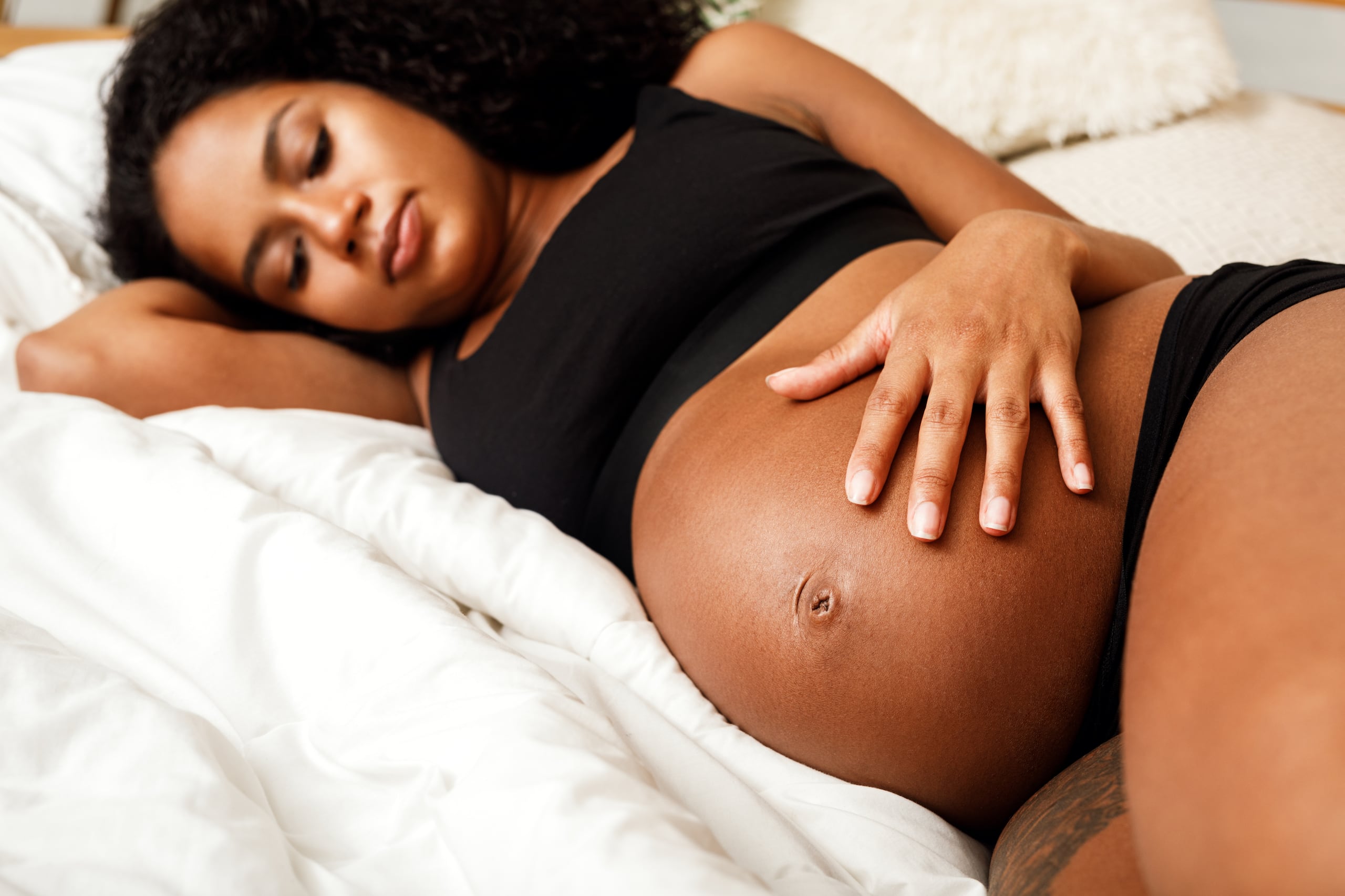 Durante el embarazo, especialmente en el primer y el tercer trimestre, las mujeres pueden necesitar más horas de sueño debido a los cambios hormonales y físicos.