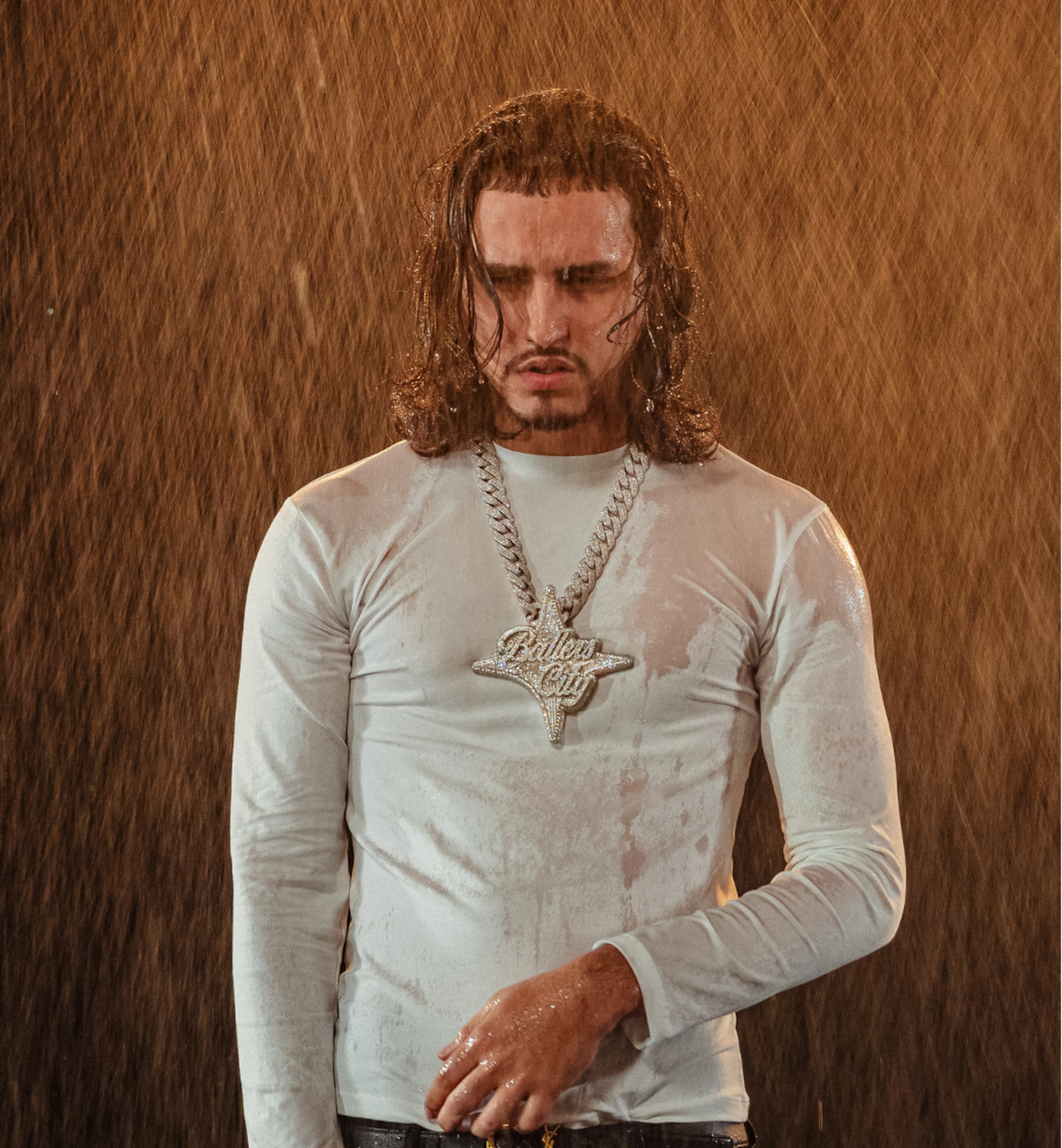 Clarent ha construido su carrera sobre una narrativa realista.