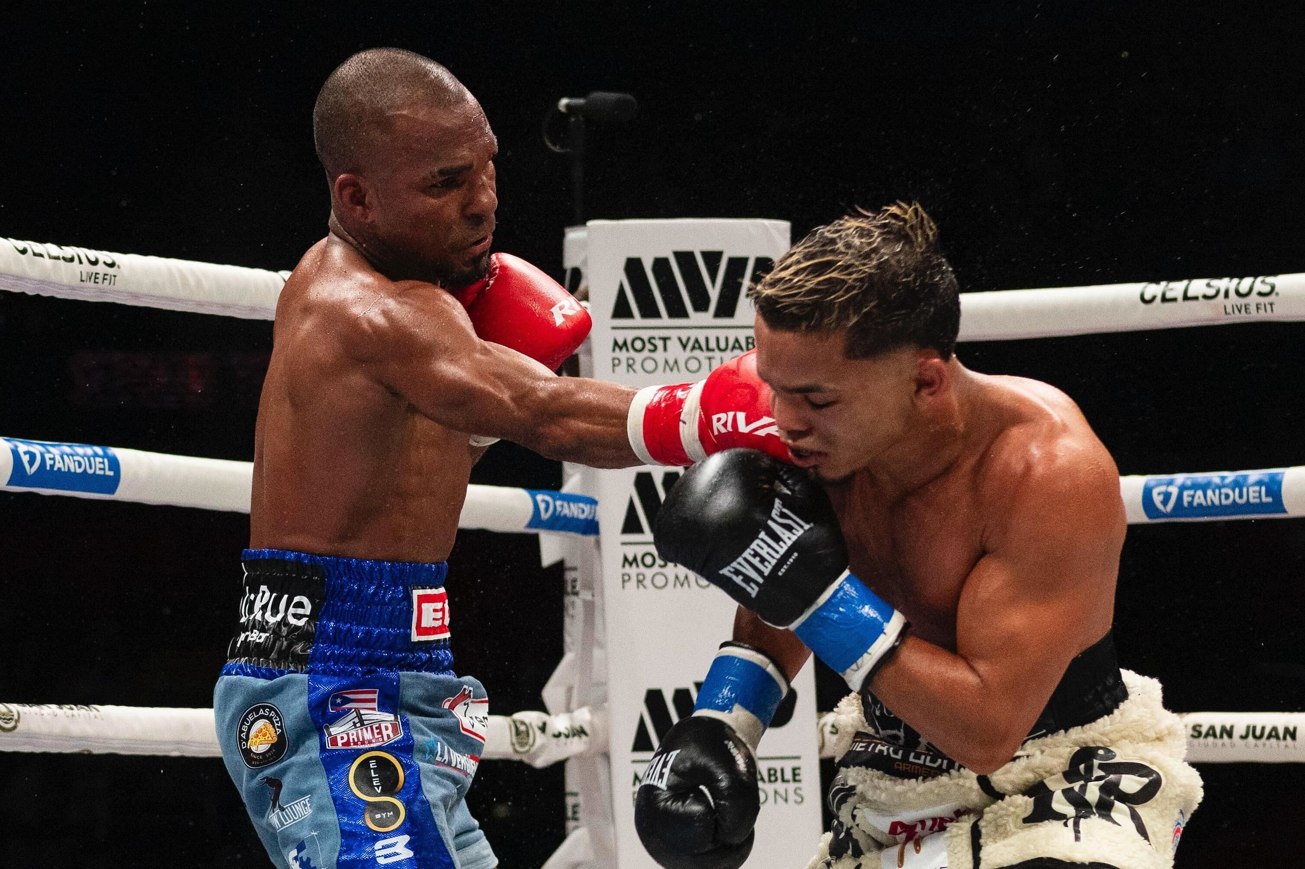 Jonathan "Bomba" González conecta un golpe al rostro de Yankiel Rivera.